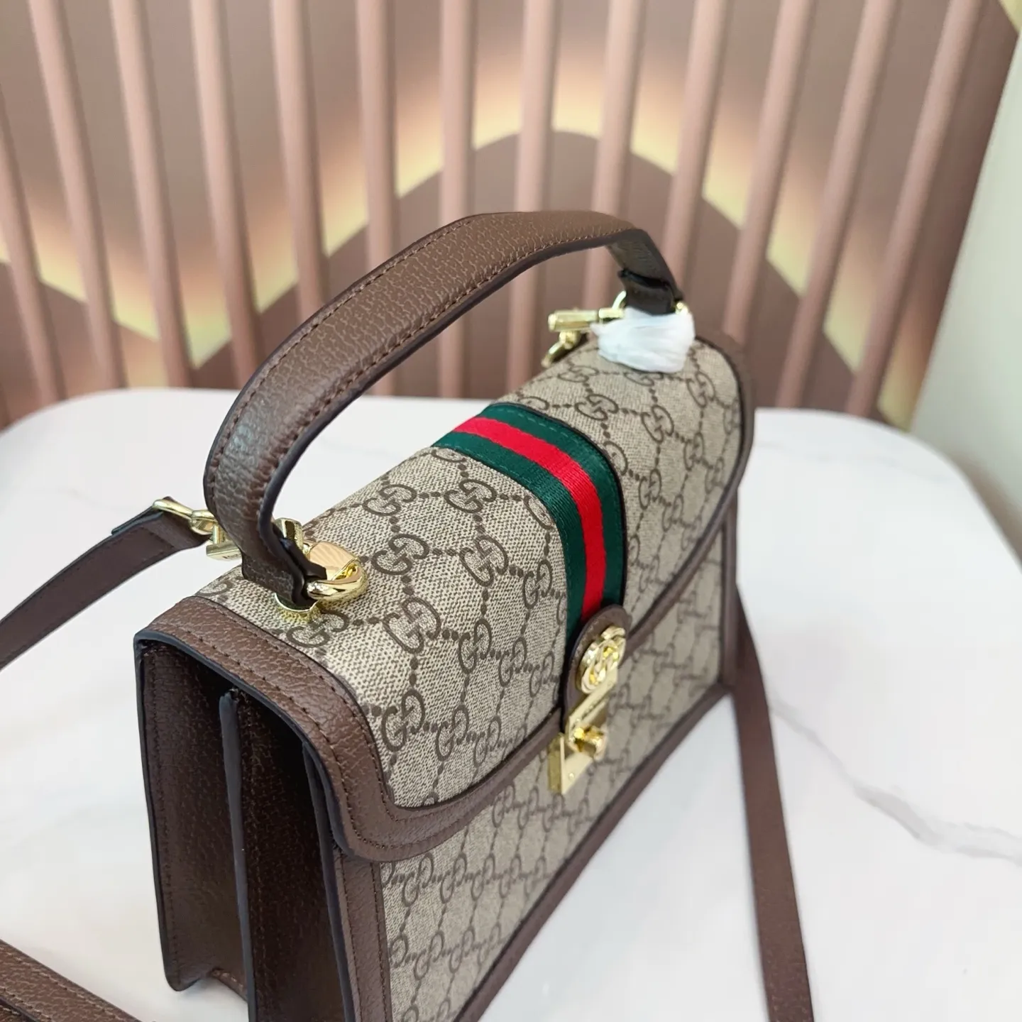 p135 折叠礼盒 Gucci Ophidia系列 新款 老花手提邮差 耐看 复古 不易过时 配原版乌木色牛皮~这个款复古韵味特别浓,对版五金原版碎花内里!上身效果也超赞,主要以精致特别的五金来提升整体质感。尺寸25cm qy