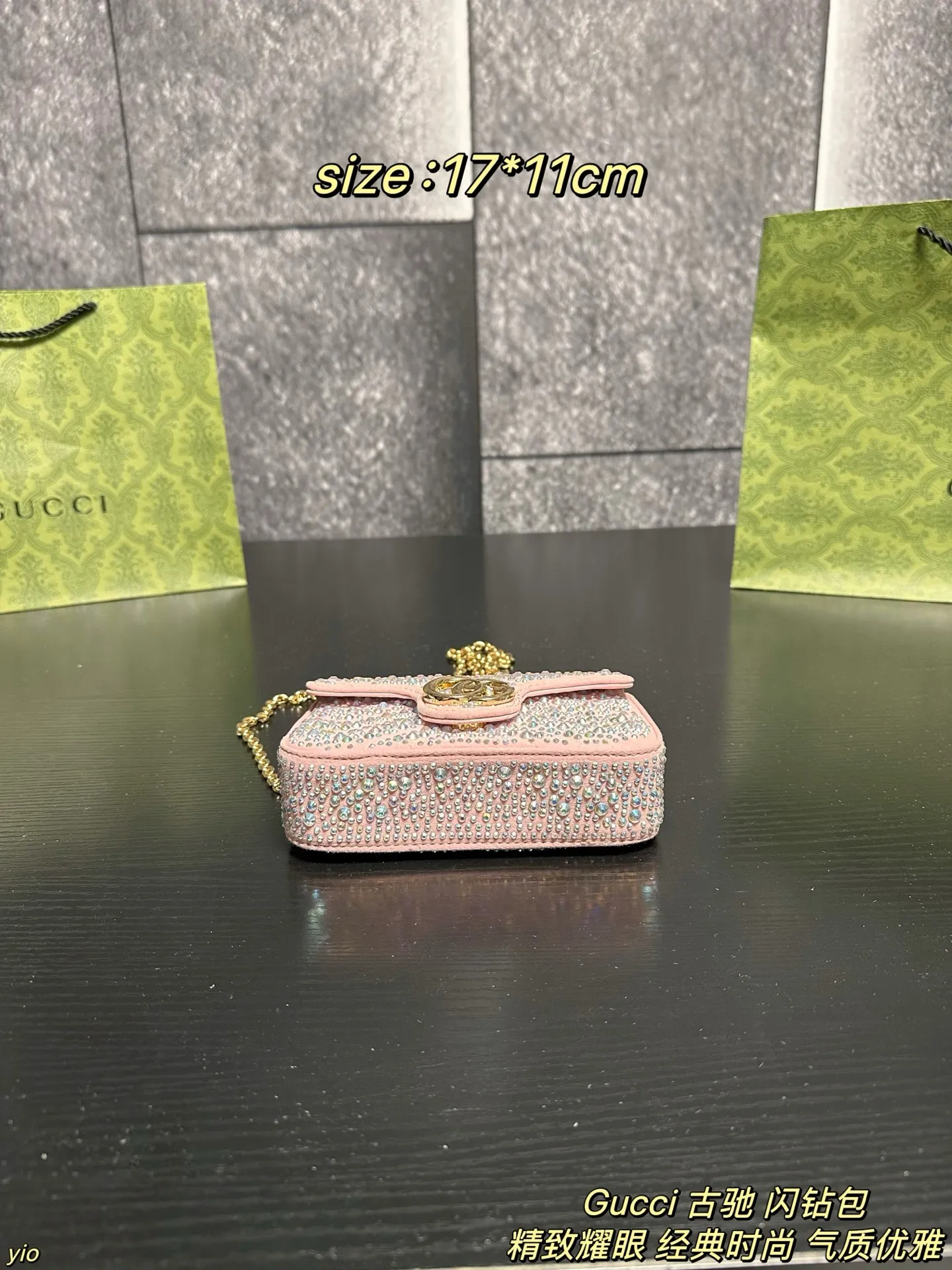 P155配盒 Gucci 古驰 闪钻包 品牌标志性GG Marmont系列匠心融蕴经典双G元素和银色调切面链带，缔就时尚手袋设计。这款肩背包甄选灰色调牛巴革打造，精心缀饰水晶，一展优雅格调。灰色饰水晶绗缝V型牛巴革，银色调配件，黑色粘胶纤维衬里，限定款的稀缺感+经典马蒙的耐看度,是衣橱里的