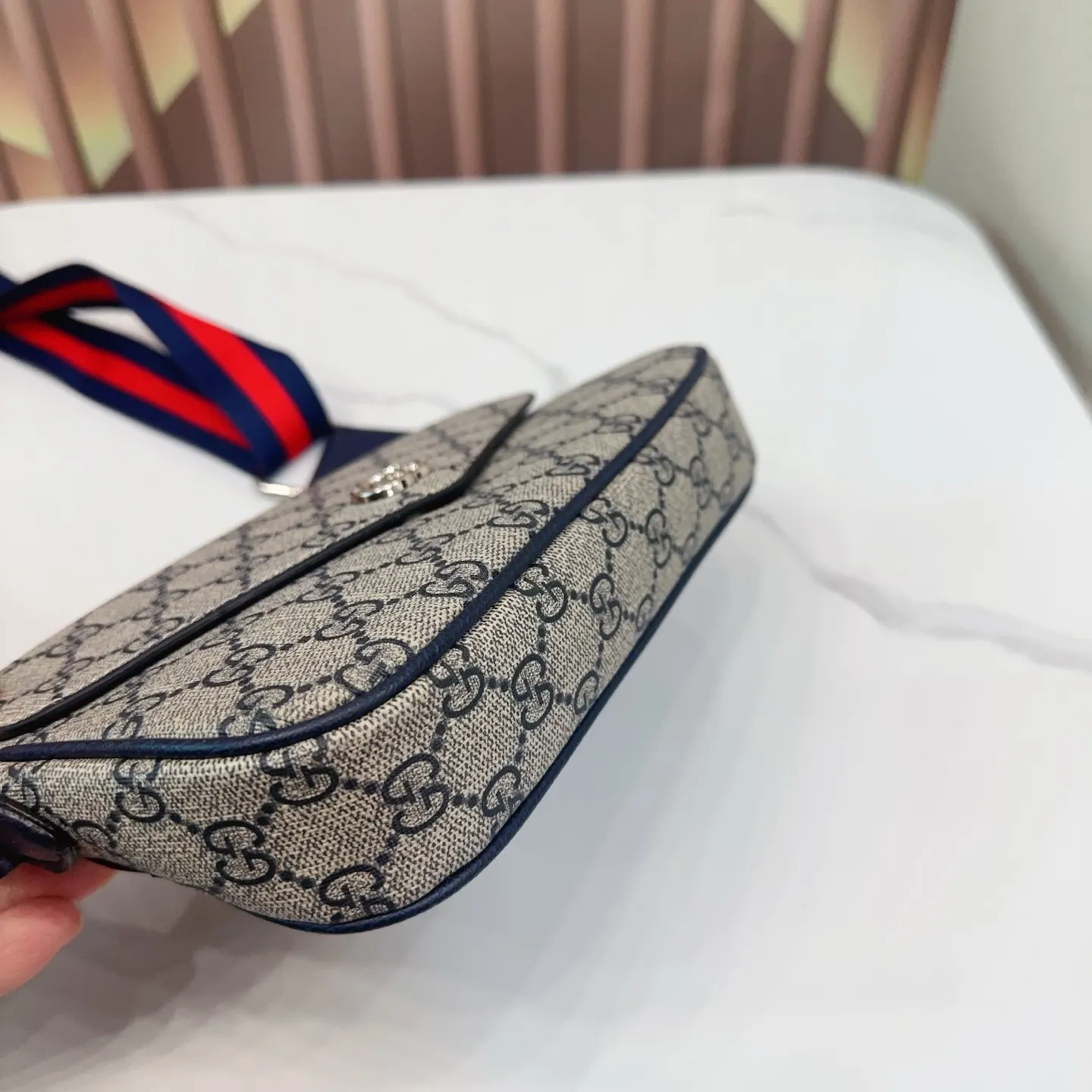 p105 配折叠盒 GUCCI酷奇Ophidia系列信封包 完全不是小废包,大小合适,可以满足日常需求,肩带可调节!尺寸22.14cm。 Q