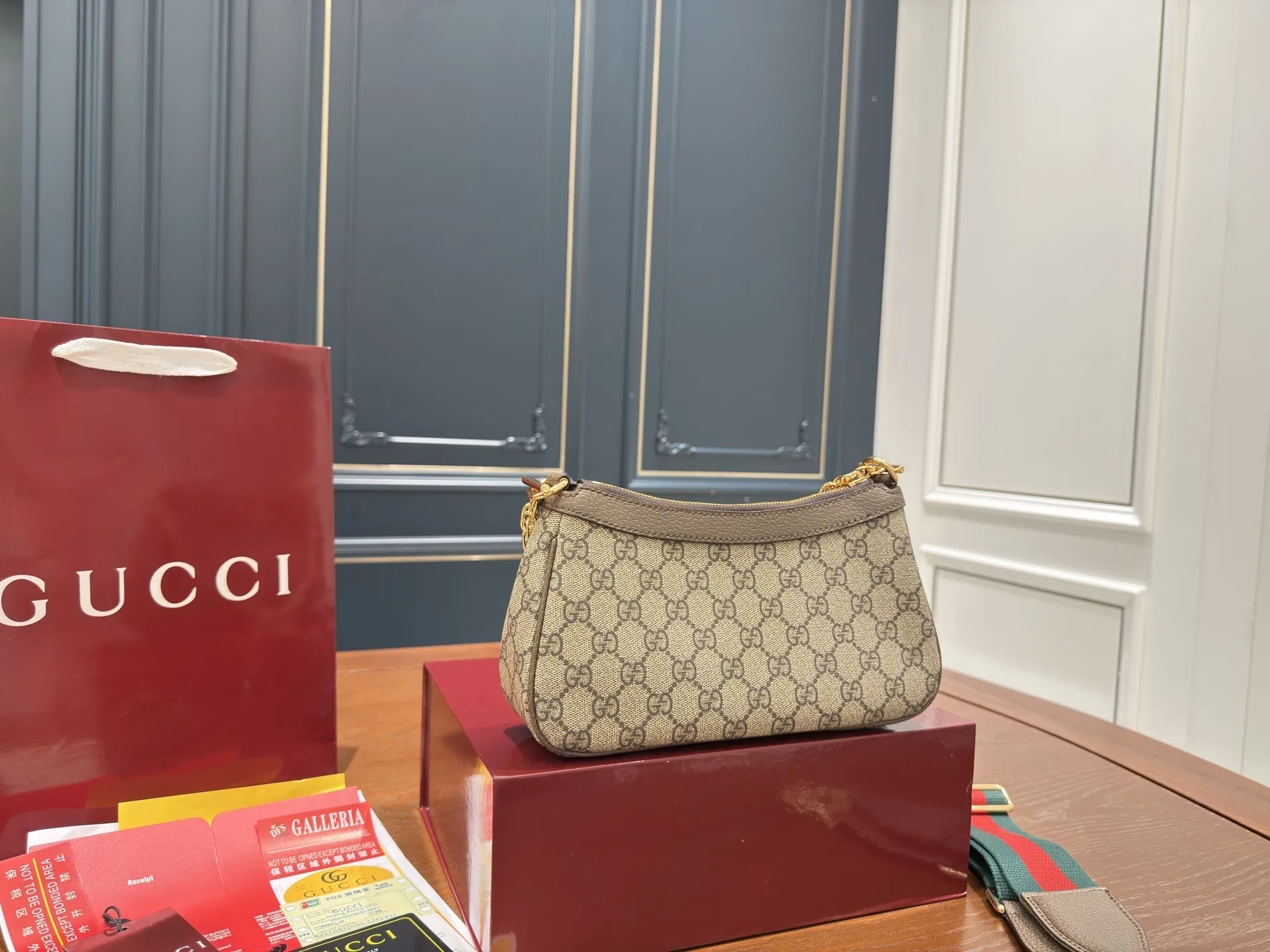 (飞机盒折叠盒⚠️)p155 Gucci新品腋下包/斜挎包/麻将包 又上新啦啦啦真的是永远跟不上新款的脚步永远有买不完的新包~没办法,腋下包是趋势~个人觉得这款包本身就挺Vintage款的,买一个搭搭,过些年后回头看这款也不会过时!尺寸:21cm