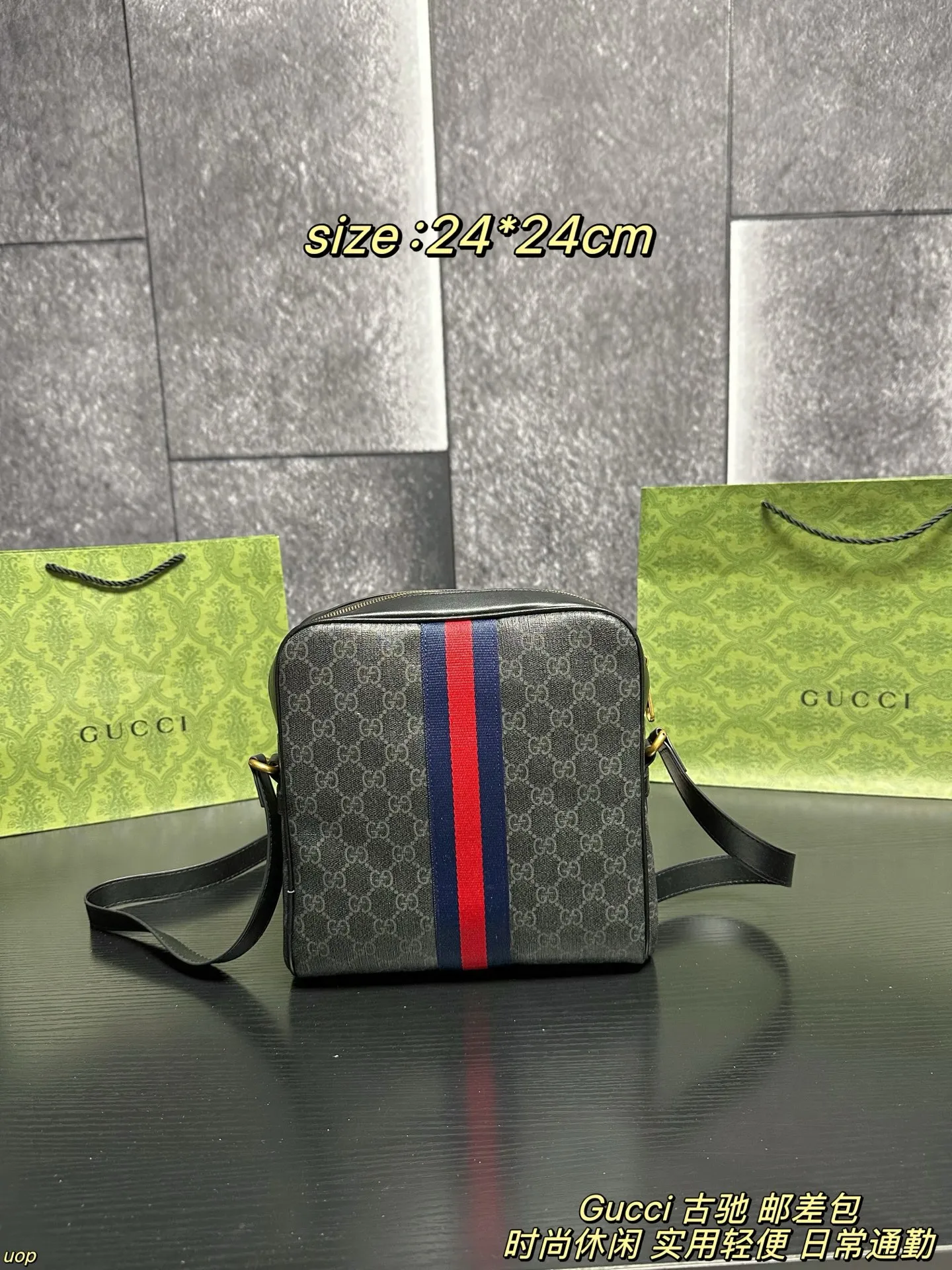 P125配盒 Gucci 古驰 邮差包 男包分享gucci 单肩包,gucci 比起非常火的双扣邮差包这一款古奇男士单肩包可以说非常低调了,经典帆布老花的,这款呢低调稳重,日常休闲也搭得来也可,包包容量比较大,适合出门背着,好看又能装。 尺寸:24*24cm