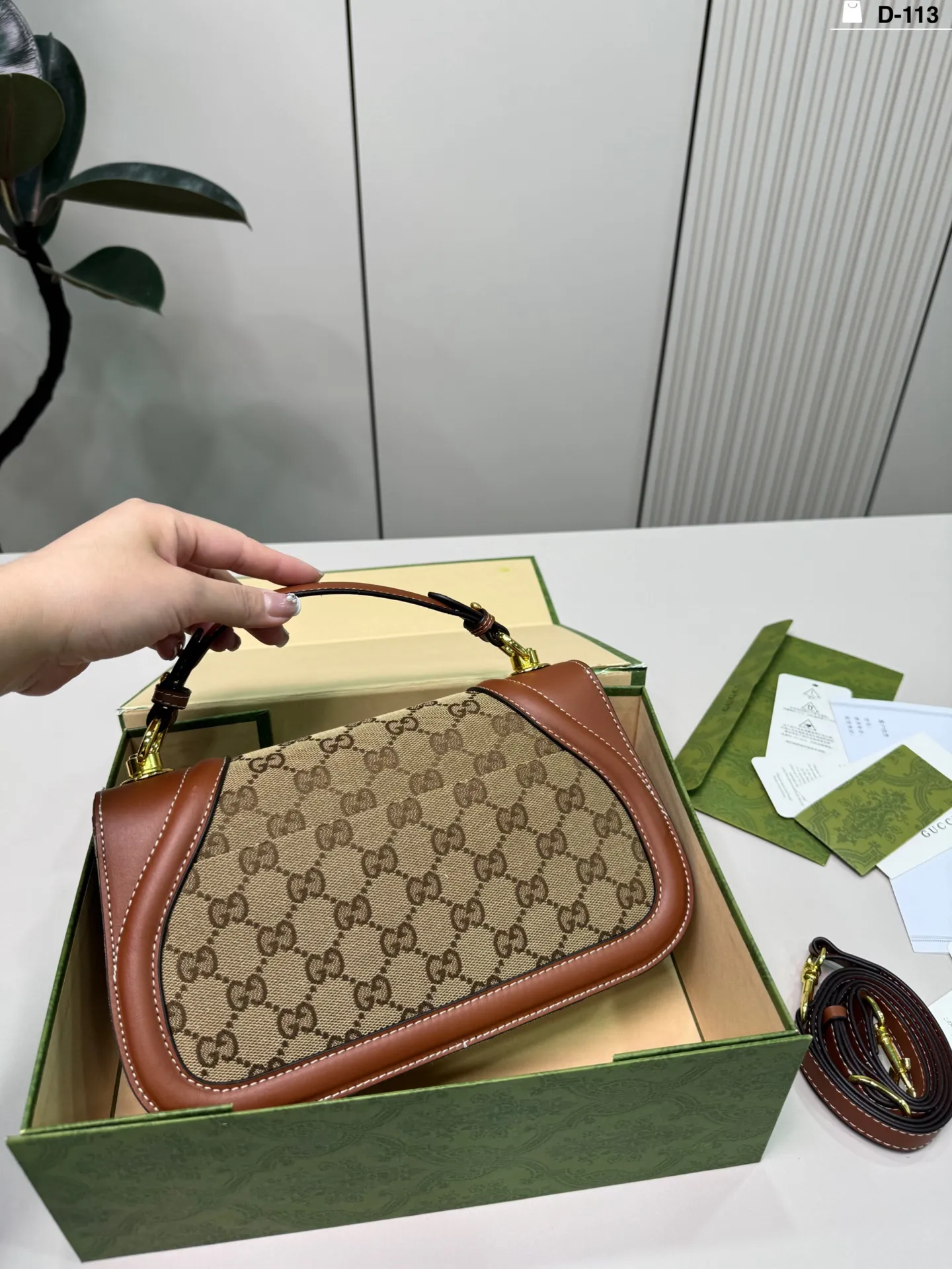 💰p140 D-113尺寸26×14折叠盒 Gucci 酷奇Blondie手提包 复古又时髦,辨识度超高! 通勤休闲都能搭。 搭配简约或复古风都很出彩,实用又吸睛,是时尚与功能兼备的必入单品!