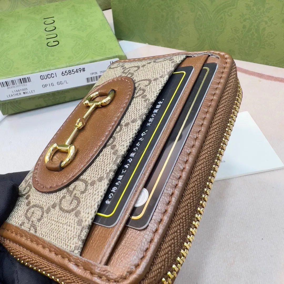 P80🎀GUCCl 195501🎀颜色 白色🎀尺寸： 11.5*8.5*3🎀全新推出这款由GG Supreme高级人造帆布和棕色皮革材质制成的Gucci 1955马衔扣卡包。该系列采用与手袋一脉相承的双环和长条形设计，这一细节灵感借鉴自品牌的马术本源，是Gucci经典传承之一，也是品牌最具代表性的符号元素之一
