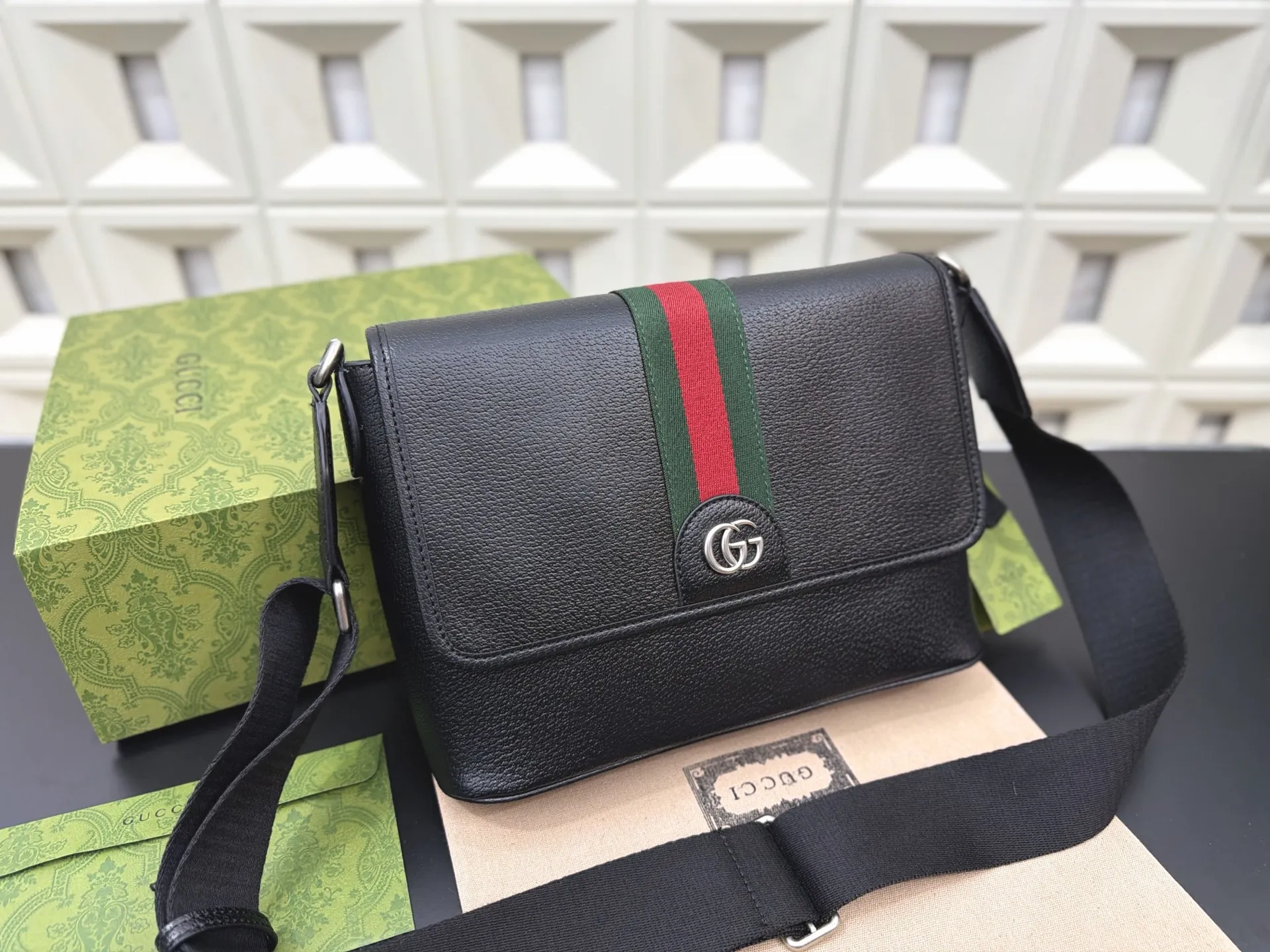 P210 Gucci 古奇 GG Ophidia 邮差包 翻盖单肩包 经典百搭 实物拍摄 原厂原版面料 配送防尘袋礼盒 28 x 20 cm。