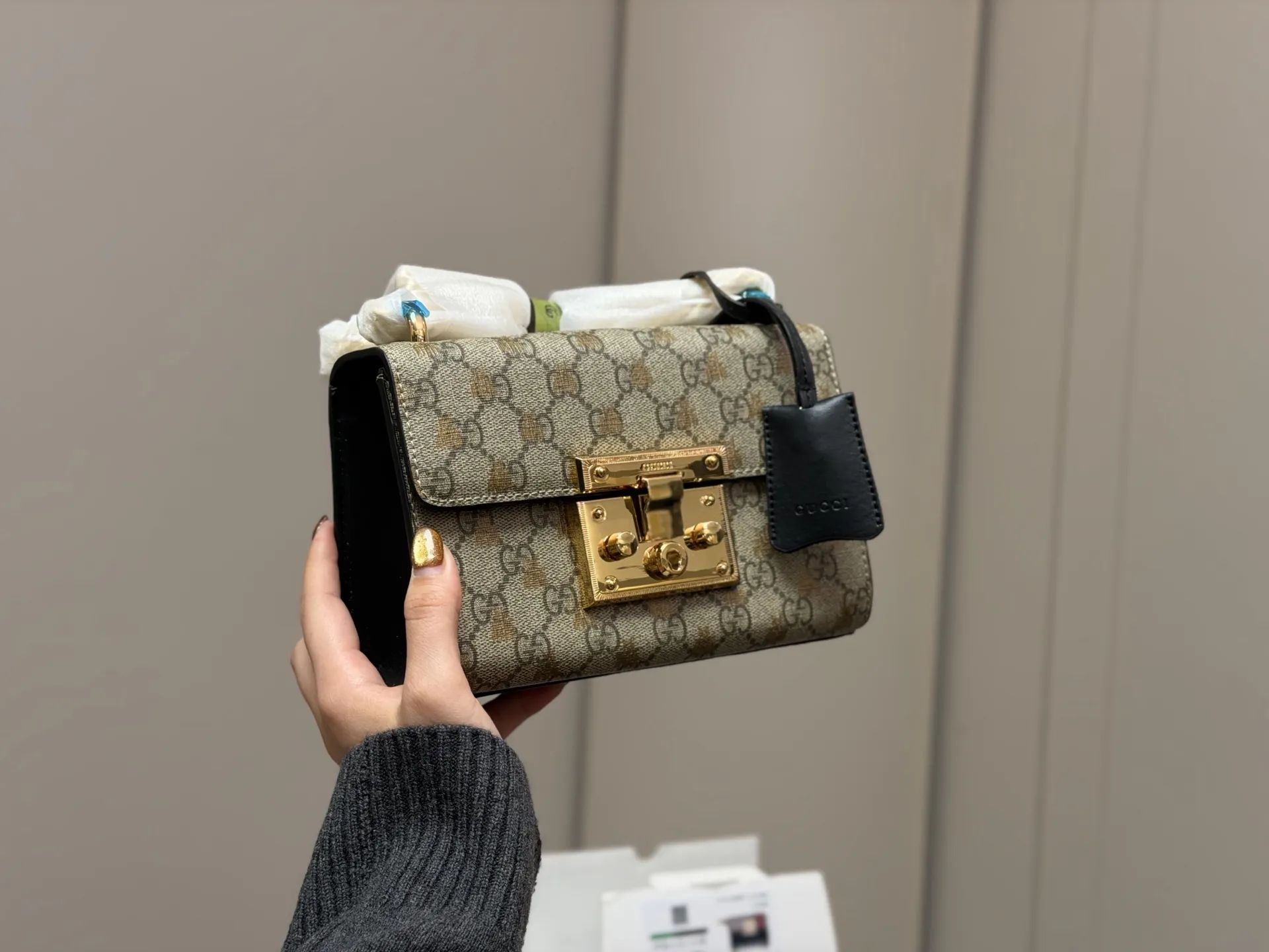 ¥155 配折叠盒飞机盒 size:20.13cm 【古奇padlock】 这款已经卖了几千个了 明星产品 ‼️ 最近质量又升级了 重拍下给你们看 👀 高定版的G Padlock ✔️