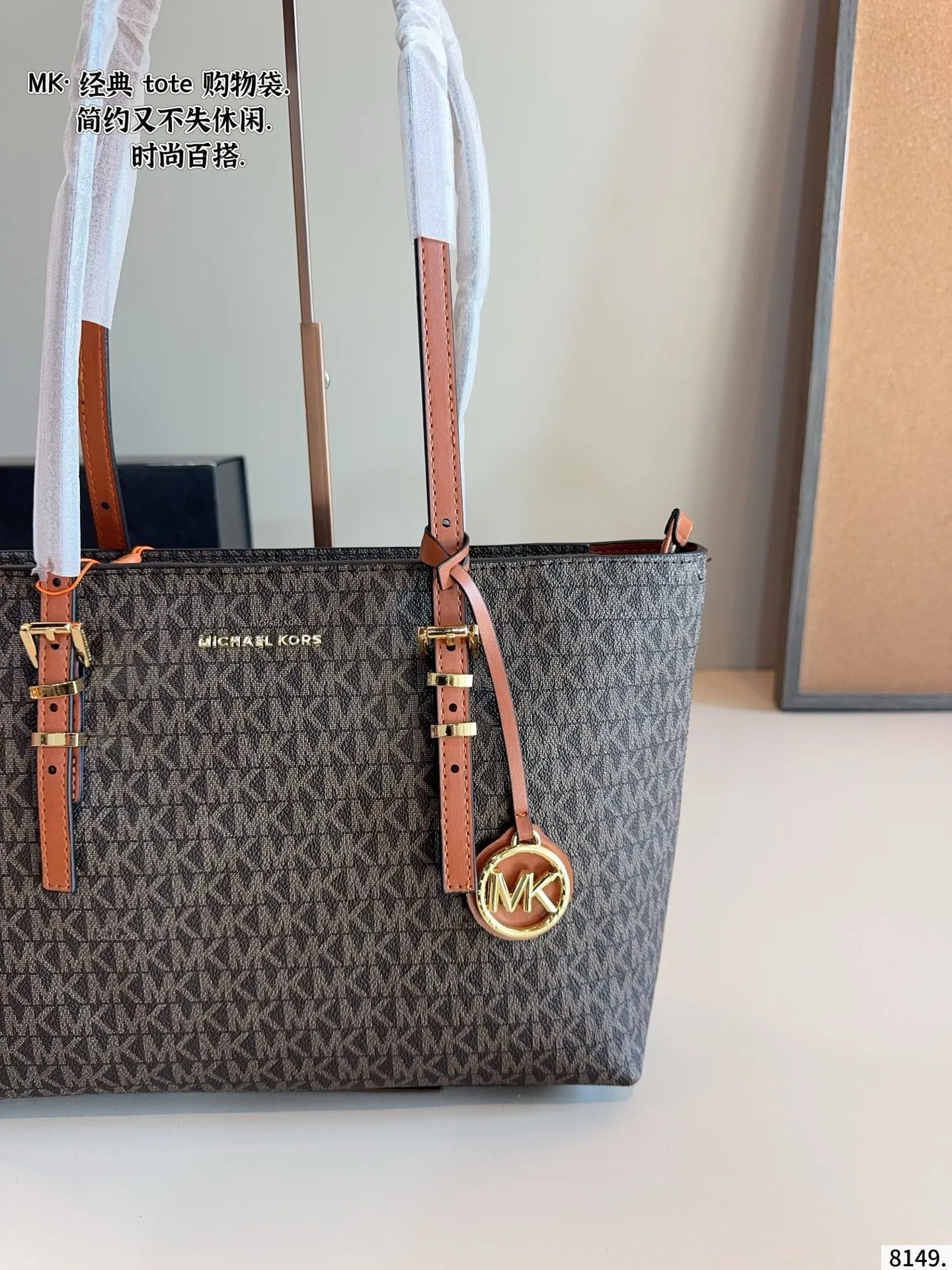 p180 MK Emilia斜挎手提托特包新款 新鲜出炉啦‼️简直是美到人心啦 原版五金logo 首选进口皮料 质感超赞😍😍所谓人人必备一款 这个款式必须自留 经典版型➕全新面料 真的是让人眼前一亮 喜欢的美妞抓紧啦 实物简直太美 尺寸 ：31*8*23cm