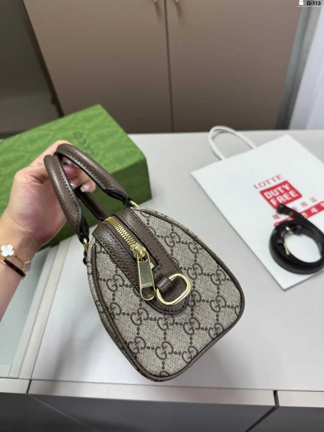 💰p125 D-113尺寸22&times;14折叠盒 酷奇Gucci 波士顿 枕头包 👜最新系列 这个款复古韵味特别浓，原版内里！ 上身效果也超赞