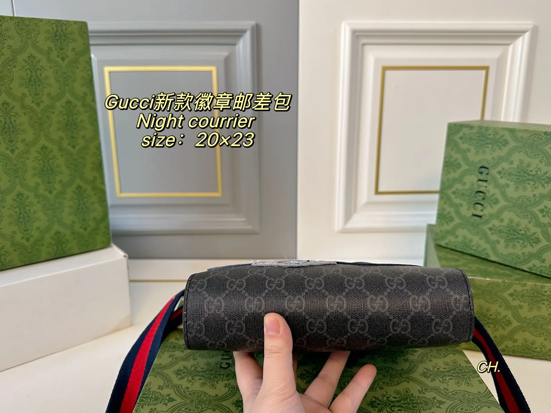 P130（折叠盒） size：20&times;23 GUCCI 古驰Night courrier 徽章邮差斜挎包💕 方方正正的包型很好搭衣服！ 贴画图案➕老花 设计感满分💯 肩带🉑️调节，空间超大～ 出门超方便，男女生都可驾驭❗️