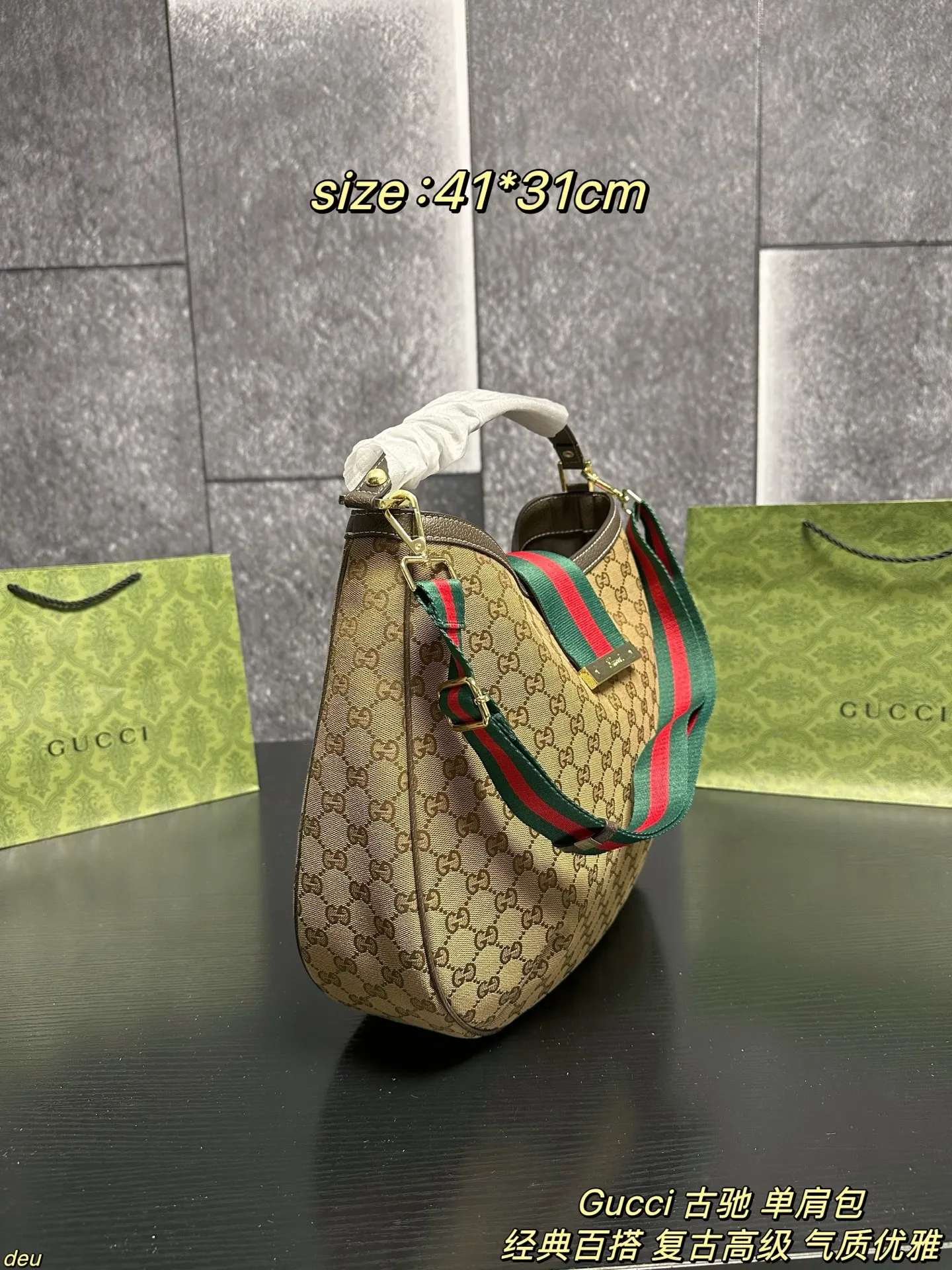 P130配盒 Gucci 古驰 单肩包 老花双G手提来喽!想要复古,经典的老花搭配相得益彰的金扣,整个贵气复古风扑面而来,永不过时的经典款式,简约大气的风格设计,老花在复古感方面狠狠拿捏!想要实用,不小的托特容量,但整体看起来又不会太大,好看至上的前提下整个实用感绝绝子,采用宽条肩带,厚重感满满,又给予松弛感,整体上身好背好用!这样一款实用又贵气的包包,成色极佳,出门也不容易撞包,穿搭好搭配,不挑场合,相信你一定会心动! 尺寸:41*31cm