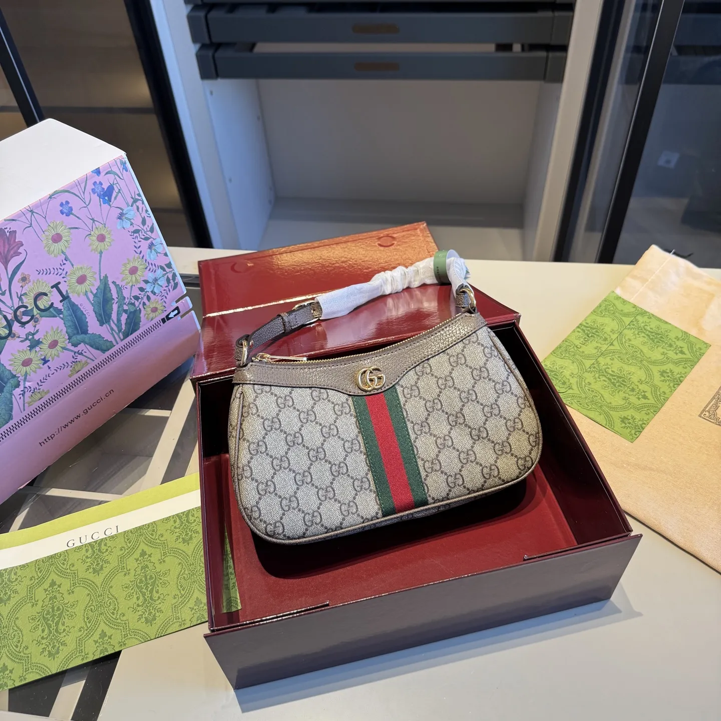 🅿️170✅牛皮系列🔜 顶级货🔥全套包装‼️芯片扫码‼️ GUCCI 专柜经典Ophidia系列腋下包💕明星同款!配长带!高端货!原版头层牛皮!各大明星追捧的爆款~采用顶级原版五金配件!经典logo!顶级做工!堪比专柜品质✈️原版飞机盒🎁原版折叠礼盒包装(size:25*15*6)