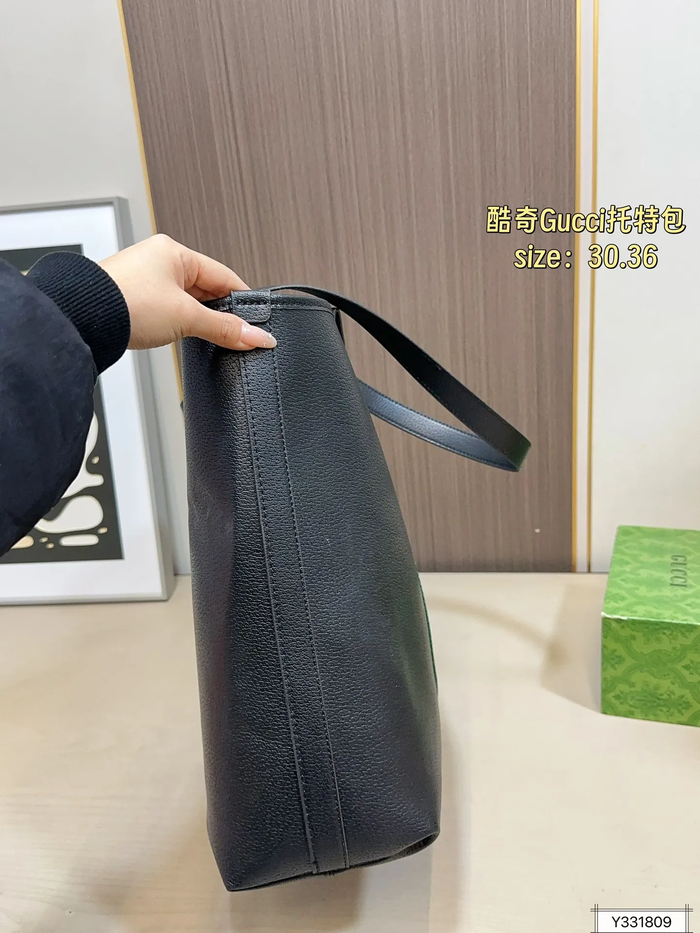 💰125 尺寸30×36 酷奇托特包Gucci 秀款首发Gucci Giglio系列女包,将佛罗伦萨的城徽融入设计,从Gucci百年档案馆珍藏的经典元素与传承技艺中汲取灵感,完美诠释古驰对优雅与创新的永恒追求~