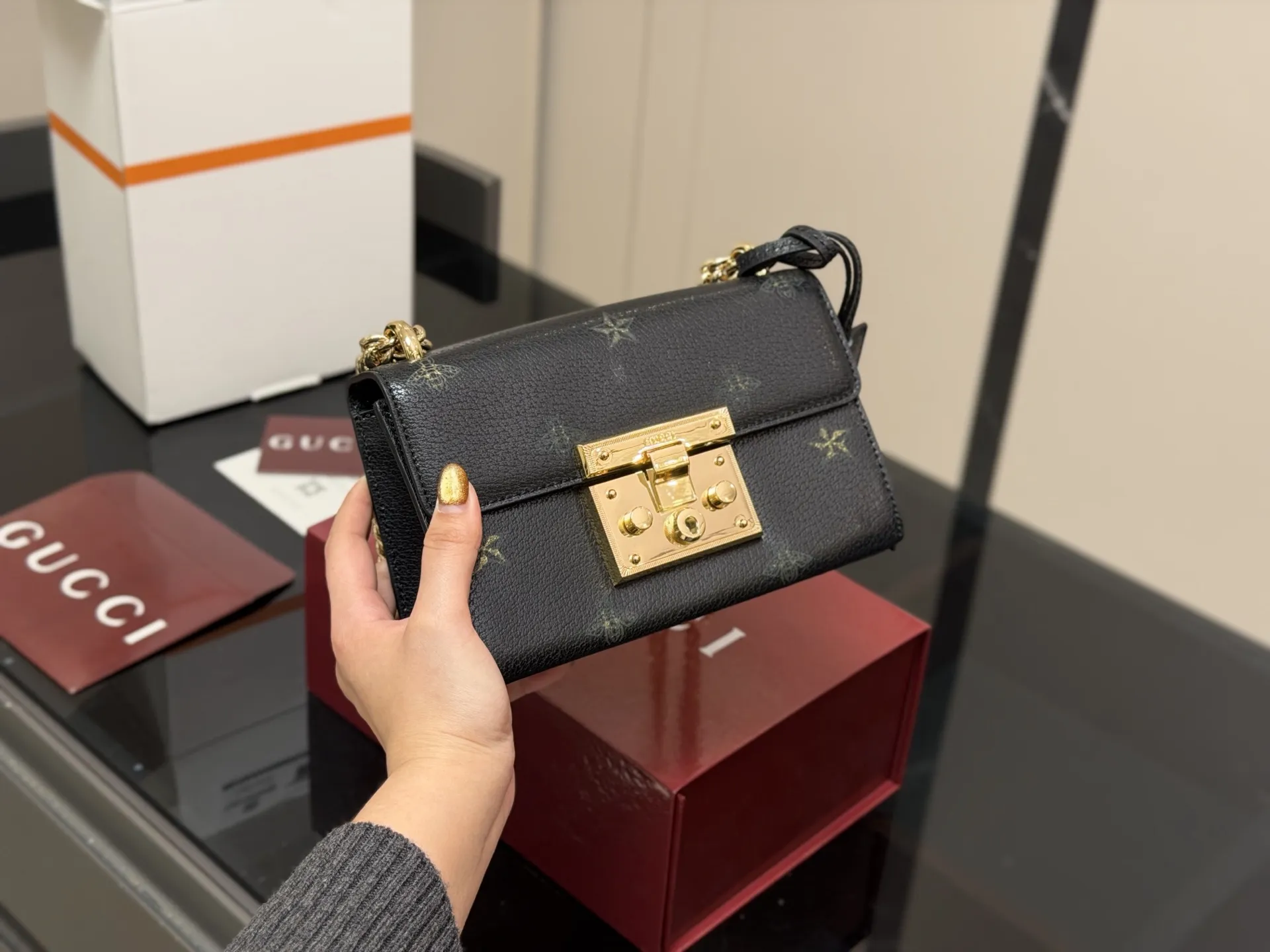 ¥155 配折叠盒飞机盒 size:20.13cm 【古奇padlock】 这款已经卖了几千个了 明星产品 ‼️ 最近质量又升级了 重拍下给你们看 👀 高定版的G Padlock ✔️