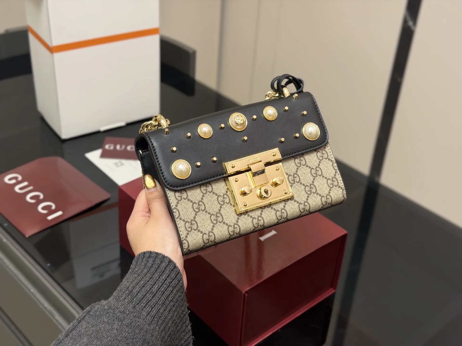&yen;170 配折叠盒飞机盒 size：20.13cm 【古奇padlock】 这款已经卖了几千个了 明星产品 ‼️ 最近质量又升级了 重拍下给你们看 👀 高定版的G Padlock ✔️