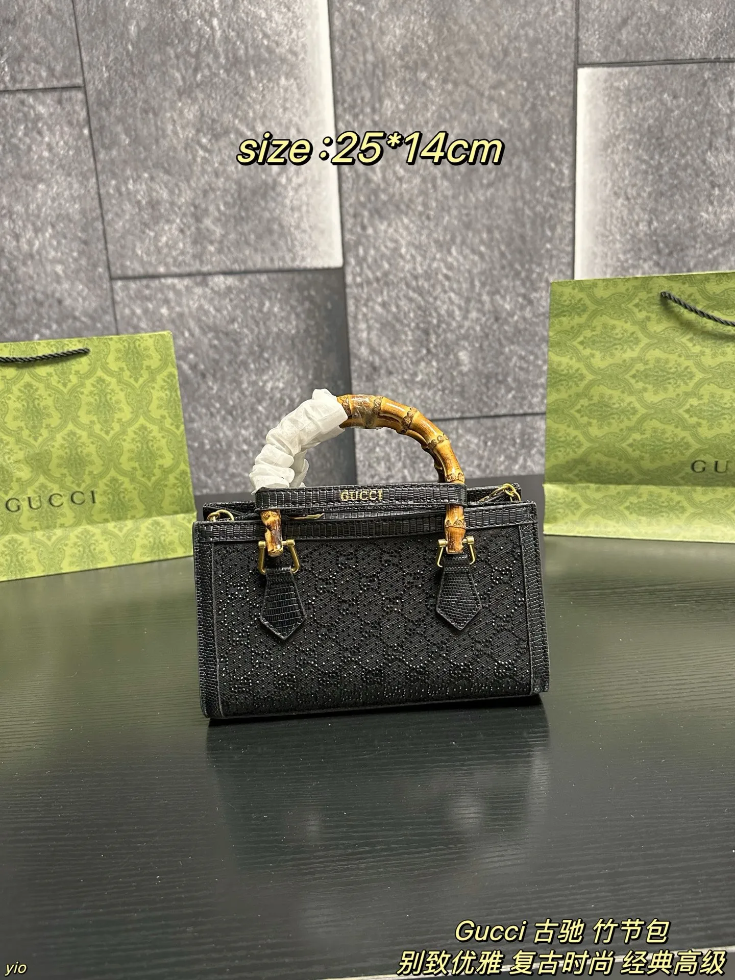 P160配盒 Gucci 古驰 竹节包 Gucci古驰Diana满钻竹节托特包💕自带亮闪闪效果的托特包👜简洁的翻盖设计,复古又经典的竹节手提把,设计感直接拉🈵️颜值、辨识度和实用性兼具,这个款复古韵味特别浓,上身效果也超赞,主要以精致特别的五金来提升整体质感 尺寸:25*14cm