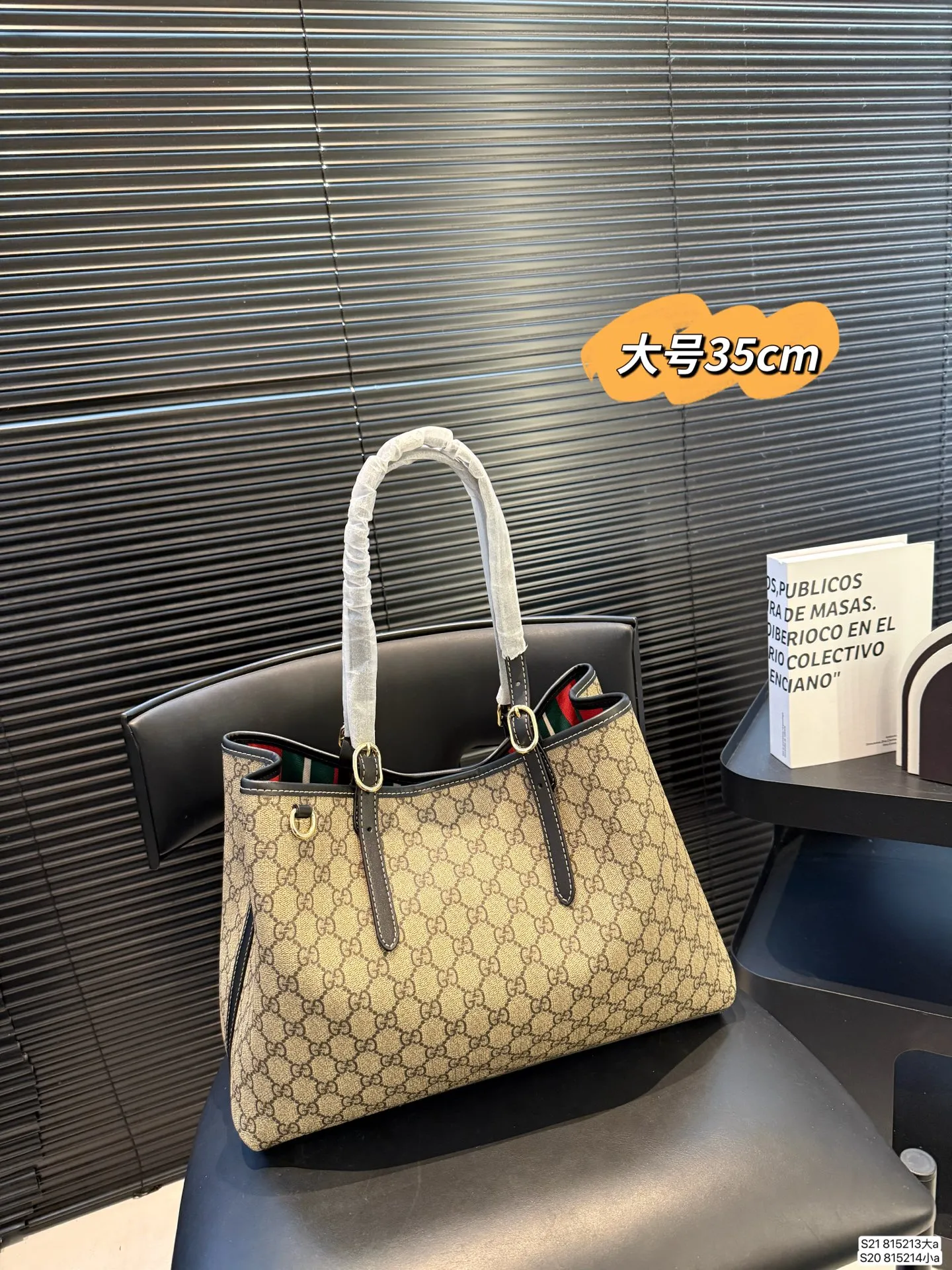 大号P155 小号P150 酷奇托特 Emblem 系列新品首发收纳党大爱大包有隔层新款的Emblem首发,这是一款比较大的托特,肩带两侧是可以调节的,内衬是经典的gucci绿红绿颜色,并且中间是有带拉链的隔层,收纳大爱!另外颜色复古风满满 真的不错哦很轻便很时髦性价比也高 尺寸大35 26 小30 20 货号大815213小815214