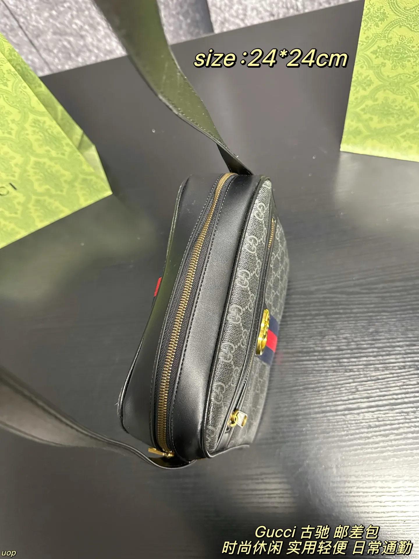 P125配盒 Gucci 古驰 邮差包 男包分享gucci 单肩包,gucci 比起非常火的双扣邮差包这一款古奇男士单肩包可以说非常低调了,经典帆布老花的,这款呢低调稳重,日常休闲也搭得来也可,包包容量比较大,适合出门背着,好看又能装。 尺寸:24*24cm
