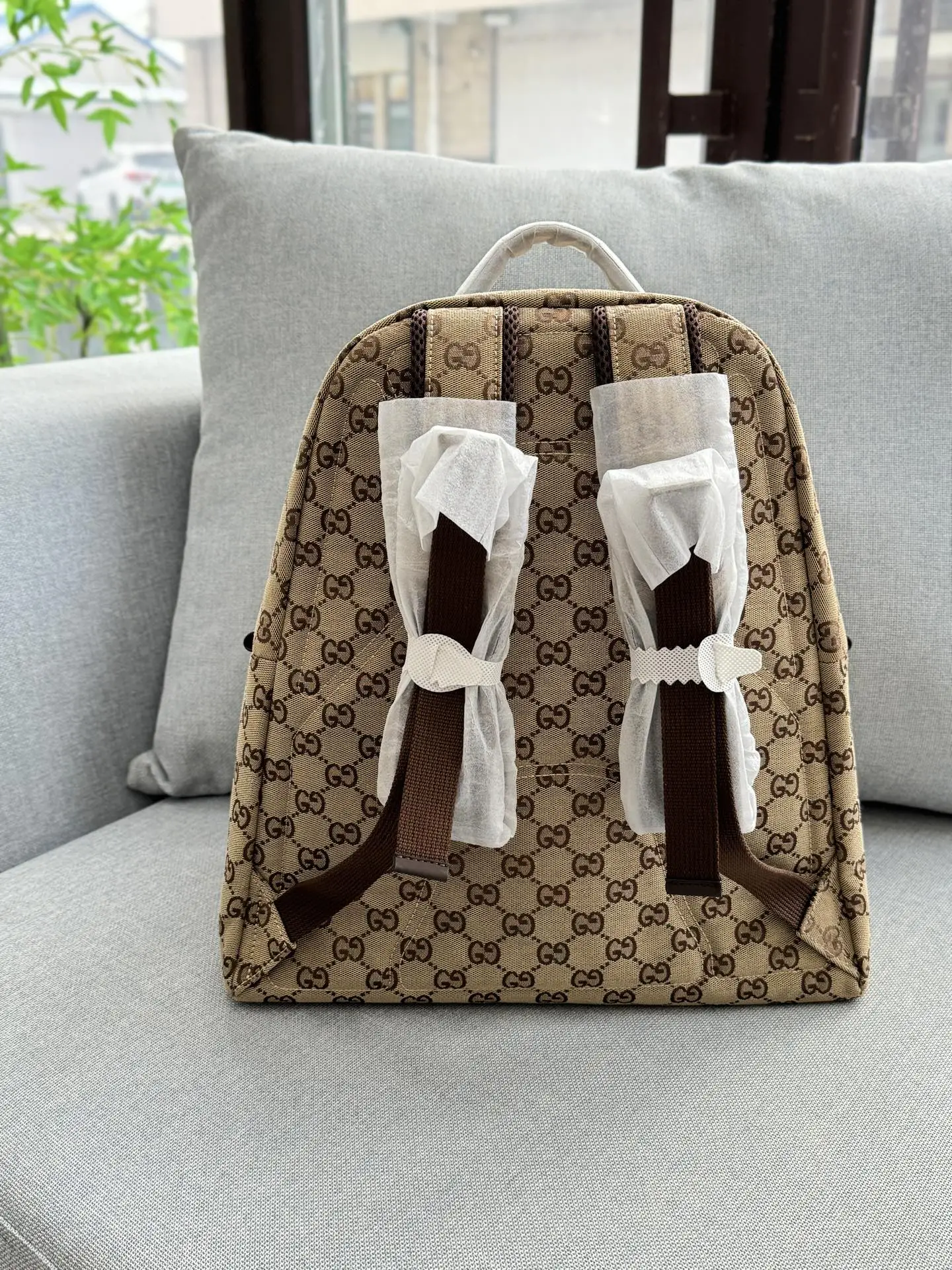 牛皮💰260 size：36&times;40 GUCCI古驰 帆布 双肩包 芯片版本 男生的轻松出行双肩包🎒 春天来了，怎么能少了一场说走就走的旅行呢？这次我选择了古驰的双肩包，不仅容量大，装得下你的出游好物，设计还超有质感，经典的双G logo低调又高级，背上它瞬间提升整体穿搭level！👌