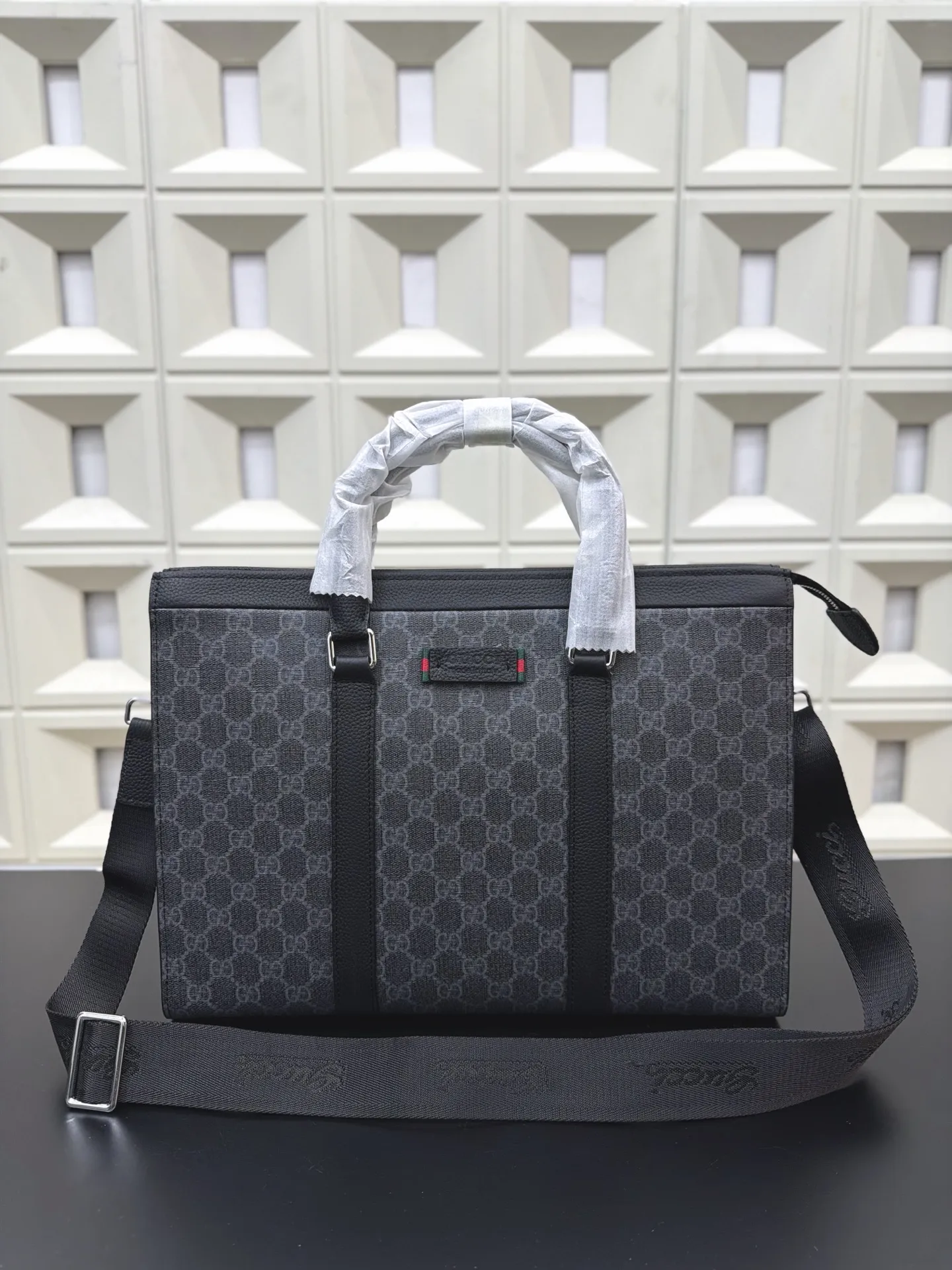 P260 Gucci 古奇 GG原版印花公文包 男包 电脑包 手提包 经典百搭 实物拍摄 原厂原版面料 高端品质 配送防尘袋 28 x 38 cm。