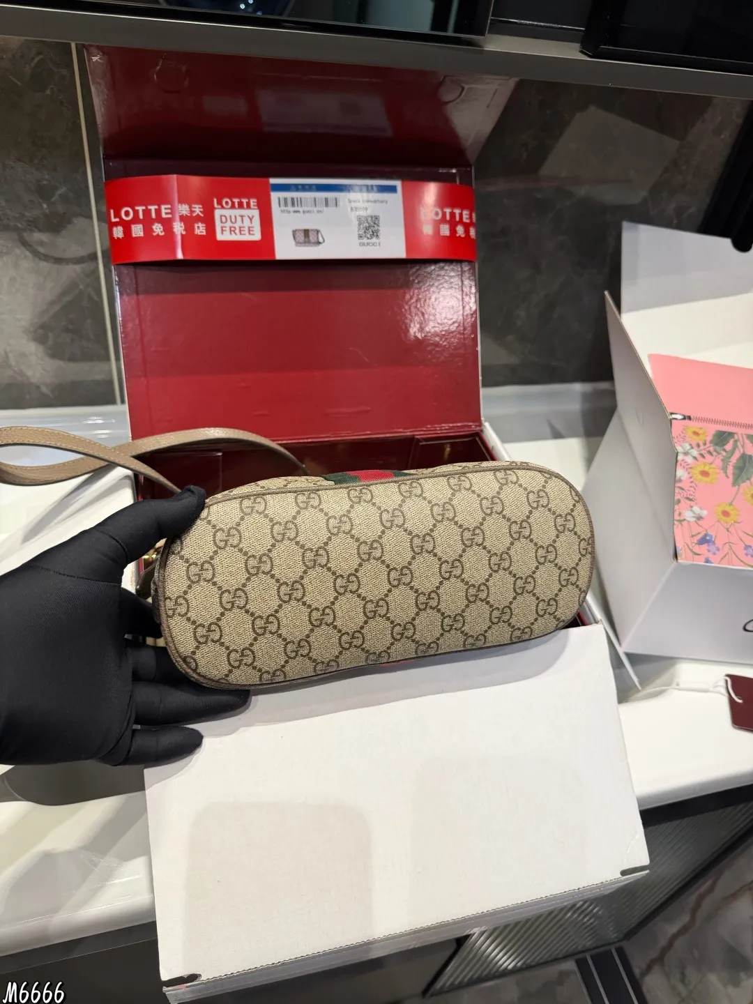 ❤️P190(折叠礼盒)❤️ Gucci 二次回购了这只Hobo慵懒风托特包!超赞~ 被同事问了N次的高级感托特包来啦的!超显贵气!经典 GucciGG 老花的标识,辨识度很高,材质经典耐用不过时!包包里面有一个小的夹层,可以放下很多东西,通勤上班,放电脑也可以轻松容纳,自重也是很轻便,这-点非常棒上班,上课,旅行,通勤,真的好适合,棕色口百搭实用率高!尺寸26.21