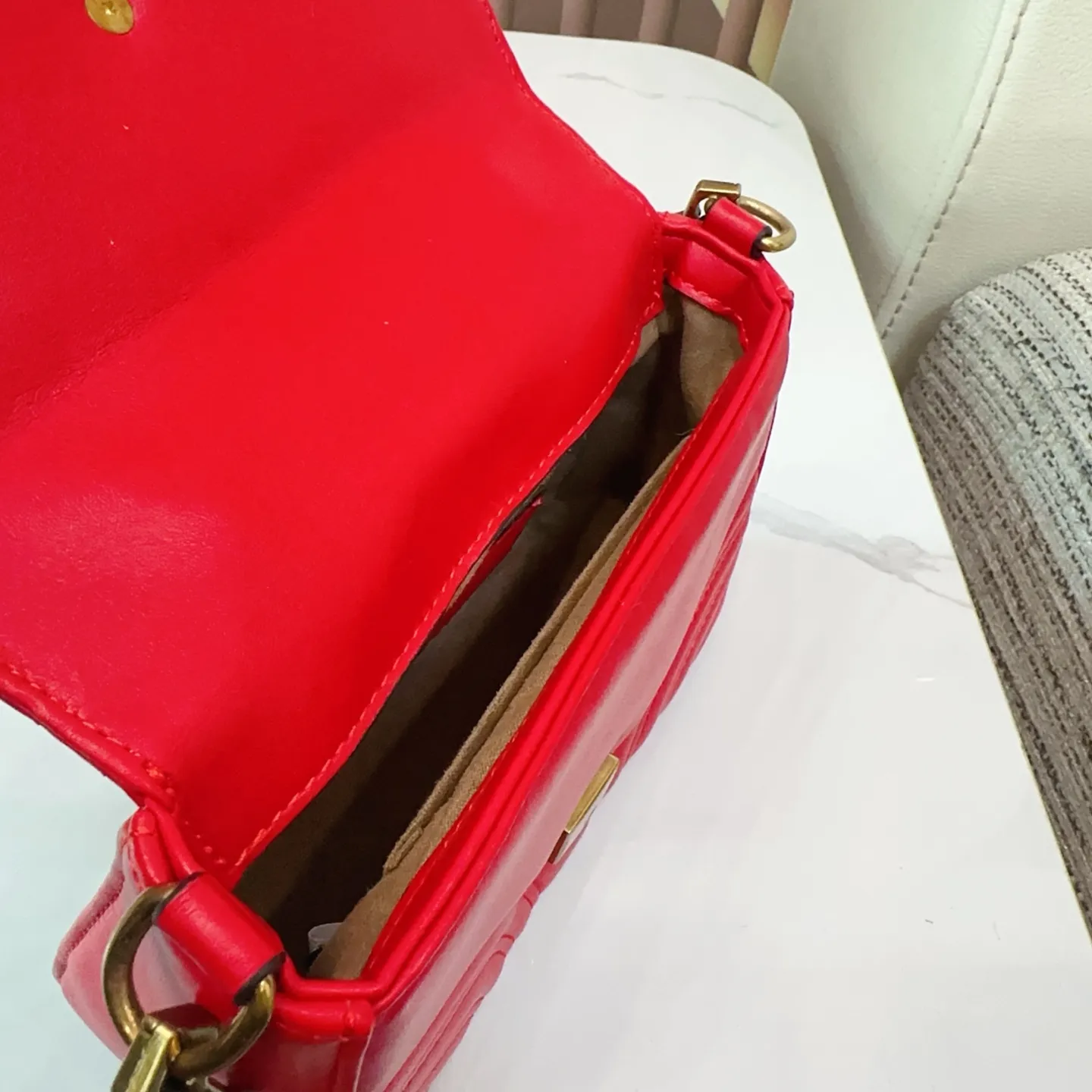 大号p125小号p120 折叠礼盒 Gucci Marmont 邮差包 系列链带肩背包采用颇具结构感的柔软造型和超大号翻盖封口，配以双 G 金属配件。可滑动链条肩带有多种背法，可在肩背和手提之间自由转换。采用波浪纹绗缝皮革，背面配以 GG 标志专柜热销爆款[色]尺寸大号 27 16cm/小号21 15cm。Q