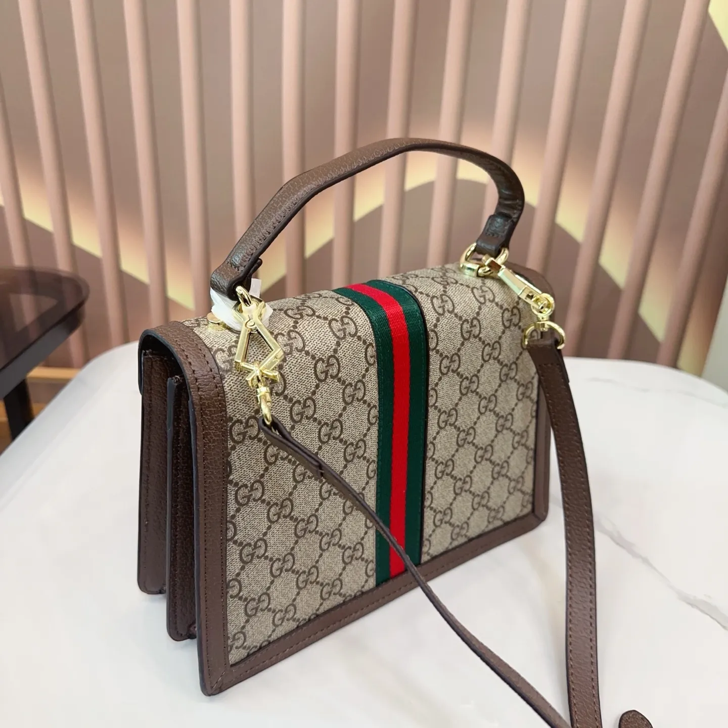 p135 折叠礼盒 Gucci Ophidia系列 新款 老花手提邮差 耐看 复古 不易过时 配原版乌木色牛皮～这个款复古韵味特别浓，对版五金原版碎花内里！上身效果也超赞，主要以精致特别的五金来提升整体质感。尺寸25cm qy