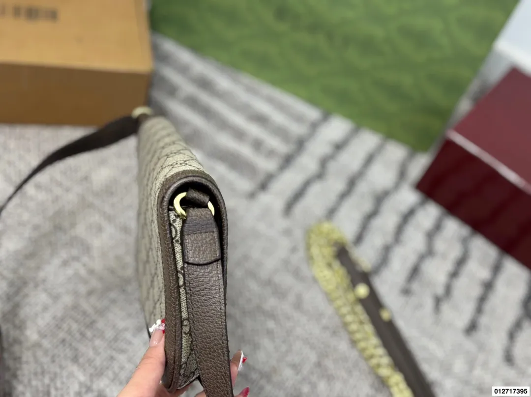 p155 礼盒包装🎁 Gucci 绝对的大爆款Blondie 金属镂空logo 搭配翻盖包身设计 经典且复古 绝不能错过尺寸：28.18