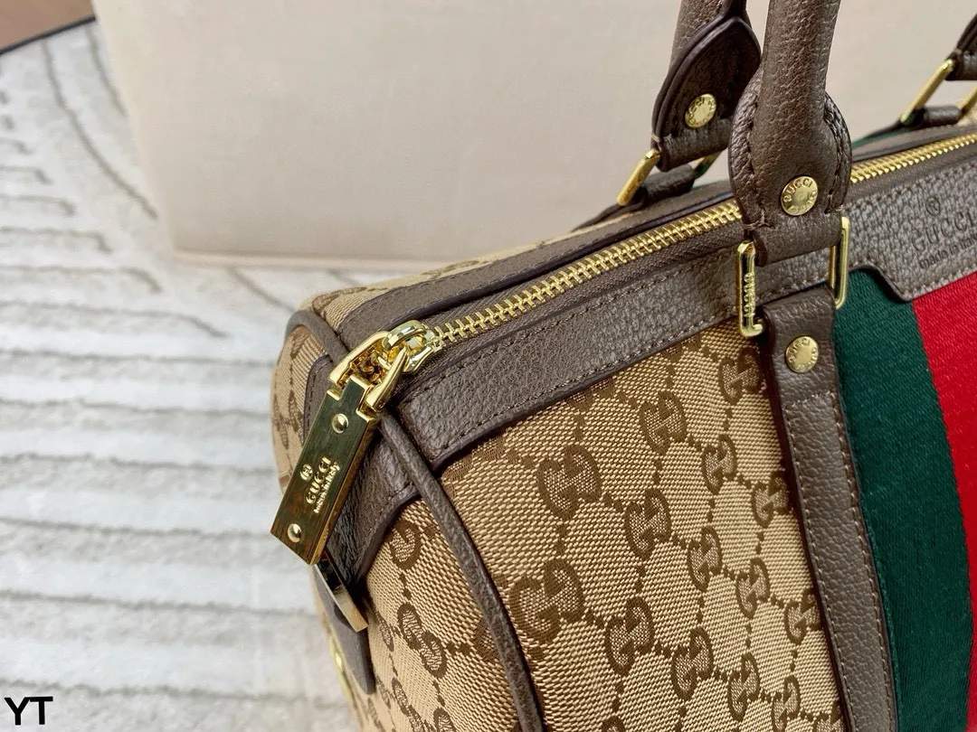 p120 无盒🎁 Gucci枕头包 双G老花帆布系列 手感柔软舒适 耐磨度极好 人手必备 适合手提肩背两用 实用大容量包包 非常轻 上身真的超级洋气!! 尺寸:31*20