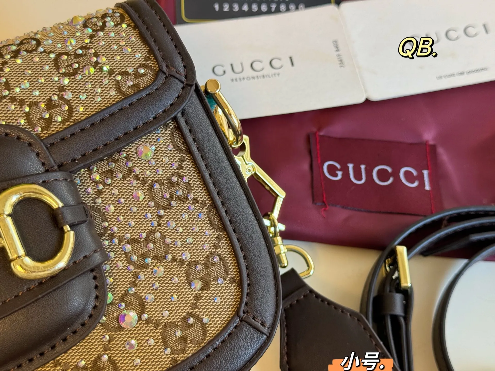 P135小号(折叠盒) size:20×14 Gucci 古驰新款1955水钻马鞍包💕 经典马衔扣金属logo, 复古气息十足✅ 质感超👍,肩带🉑️自由调节~ 优雅经典,超级百搭款!