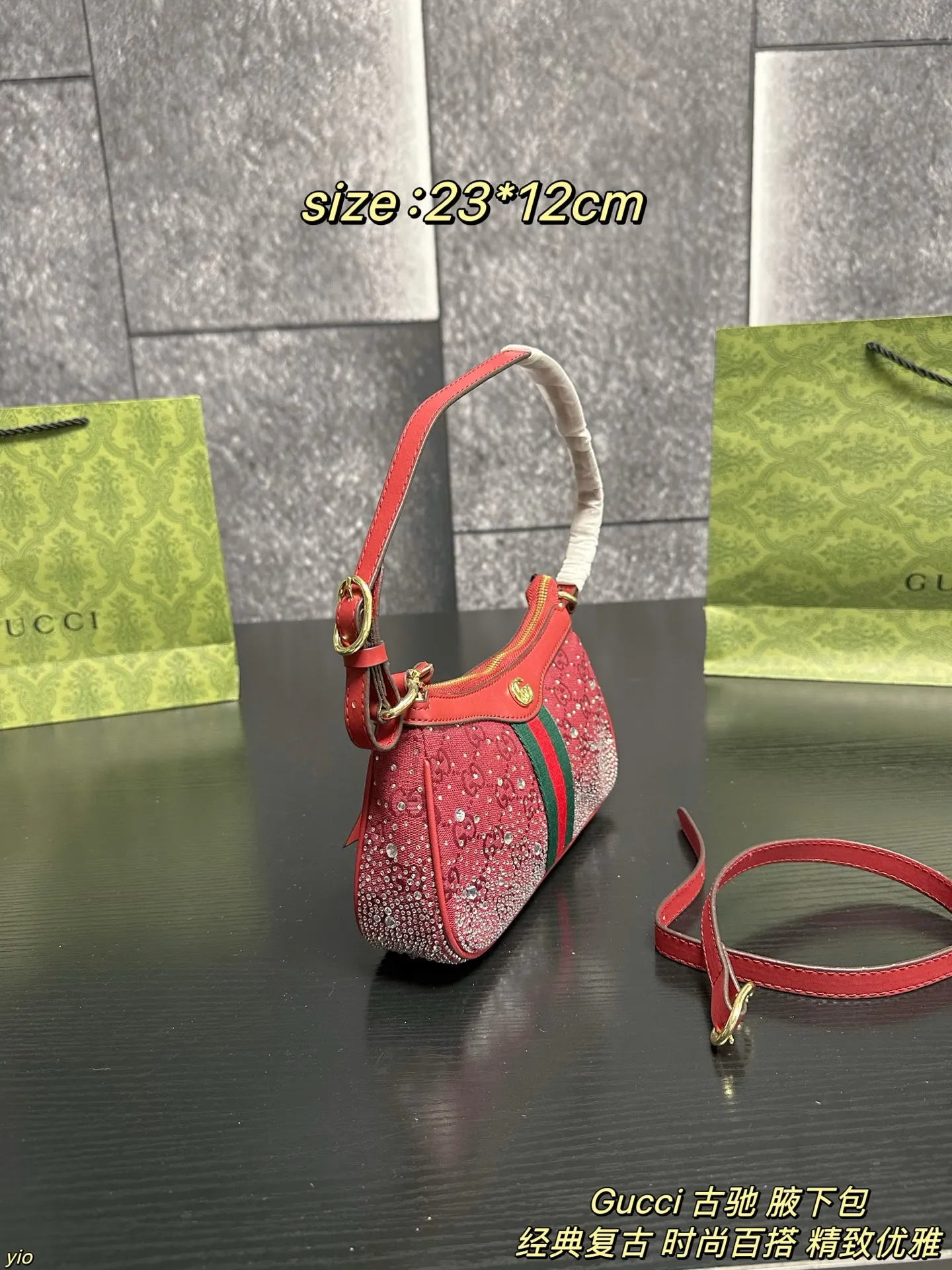 P140配盒 Gucci 古驰 腋下包 Gucci｜圣诞氛围直接拉满！圣诞季的心动是这只酒红闪钻包给的！把星光织进冬日的浪漫，红丝绒、水晶、GG老花，每一件都像把星光收进手心💎。包身缀满细闪，复古红绿条点缀，提在手里就是行走的星河🌌；迷你包小巧可爱，运动鞋同系列，细节里藏着温柔。红色显白，配大衣或毛衣，让每个日常都多一份浪漫💕。 尺寸：23*12cm