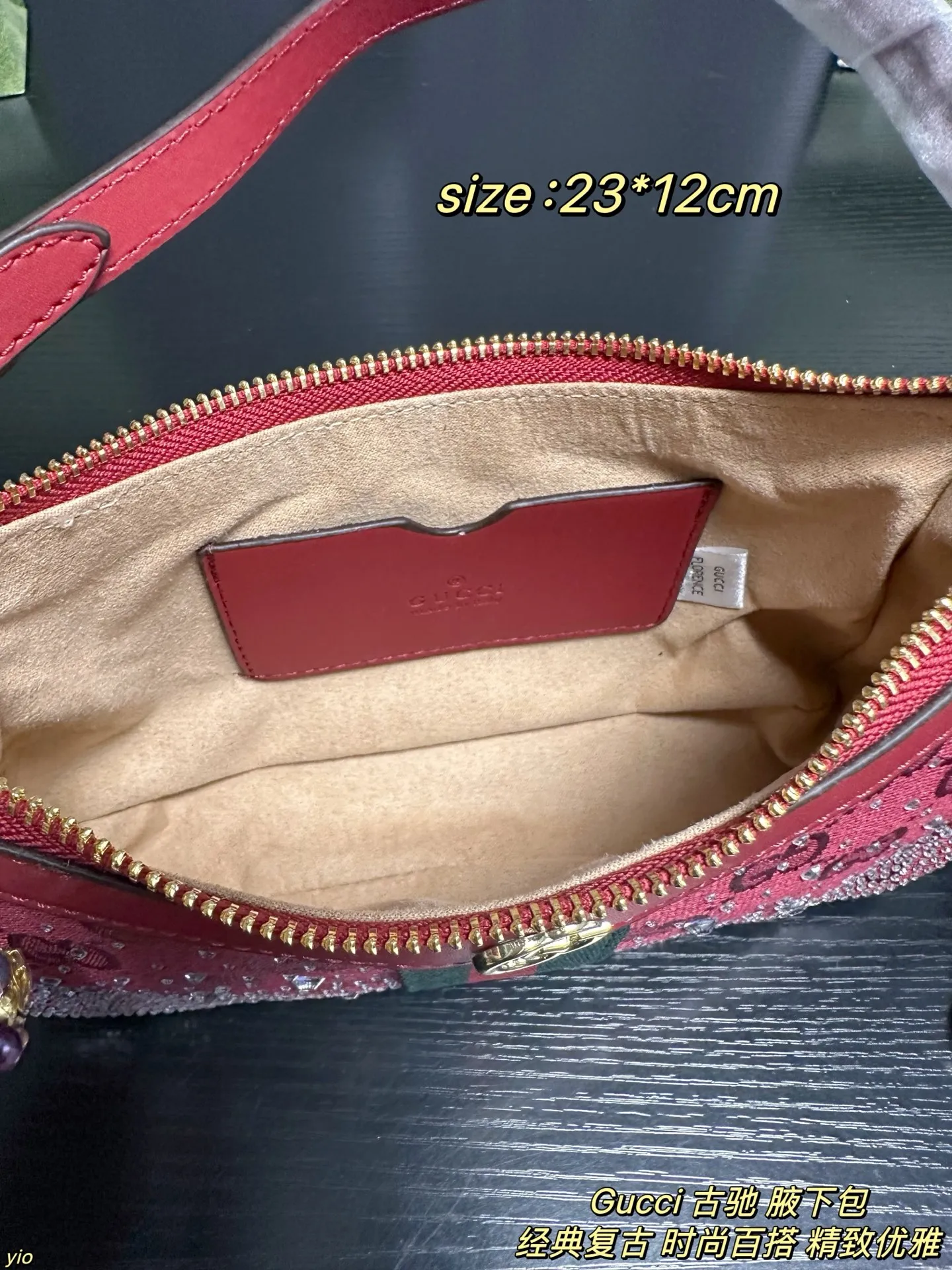 P140配盒 Gucci 古驰 腋下包 Gucci｜圣诞氛围直接拉满！圣诞季的心动是这只酒红闪钻包给的！把星光织进冬日的浪漫，红丝绒、水晶、GG老花，每一件都像把星光收进手心💎。包身缀满细闪，复古红绿条点缀，提在手里就是行走的星河🌌；迷你包小巧可爱，运动鞋同系列，细节里藏着温柔。红色显白，配大衣或毛衣，让每个日常都多一份浪漫💕。 尺寸：23*12cm