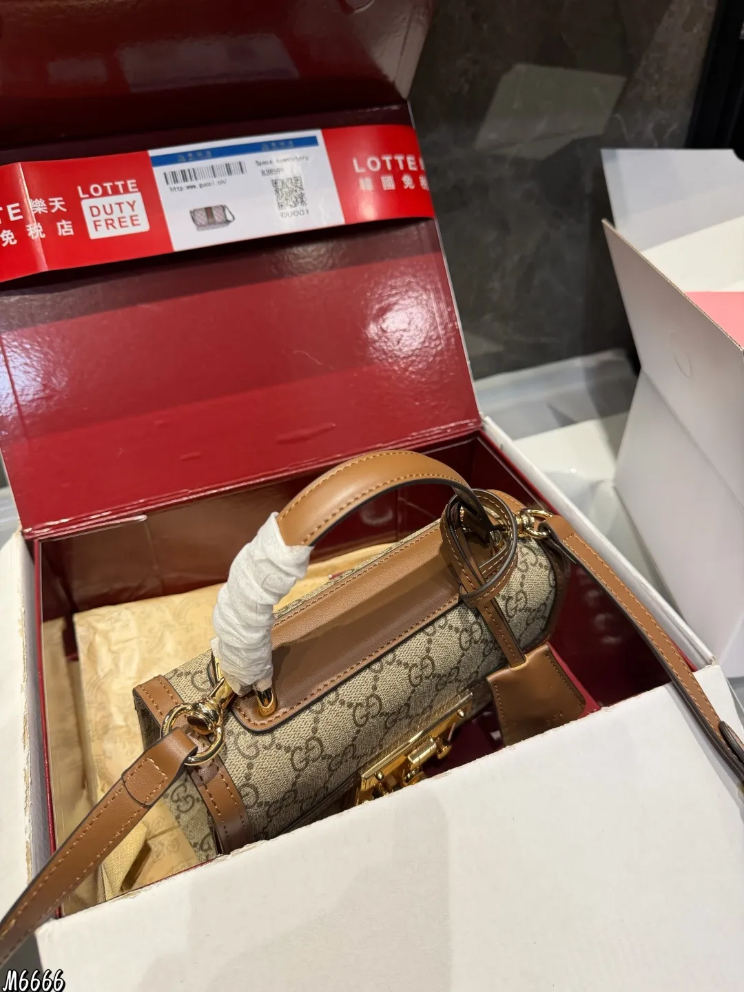 ❤️P195p190(折叠飞机礼盒)❤️ gucci永不过时的经典Gucci padlock从颜值到使用感都非常YYDS,简约百搭,经典款式不容易过时,造型也以大方舒适,容纳性好为特点肩带搭配也是从典藏设计中直接取用的钥匙扣设计如果你想拥有一只大牌的爆款包包,又想要容量大,造型百搭,年轻时尚,我觉得这一款是非常完美的,如果你是身材娇小的姐妹,喜欢大包,又担心视觉上有点压 这款包包绝对是你的首选 尺寸大号26.17 小号20.13