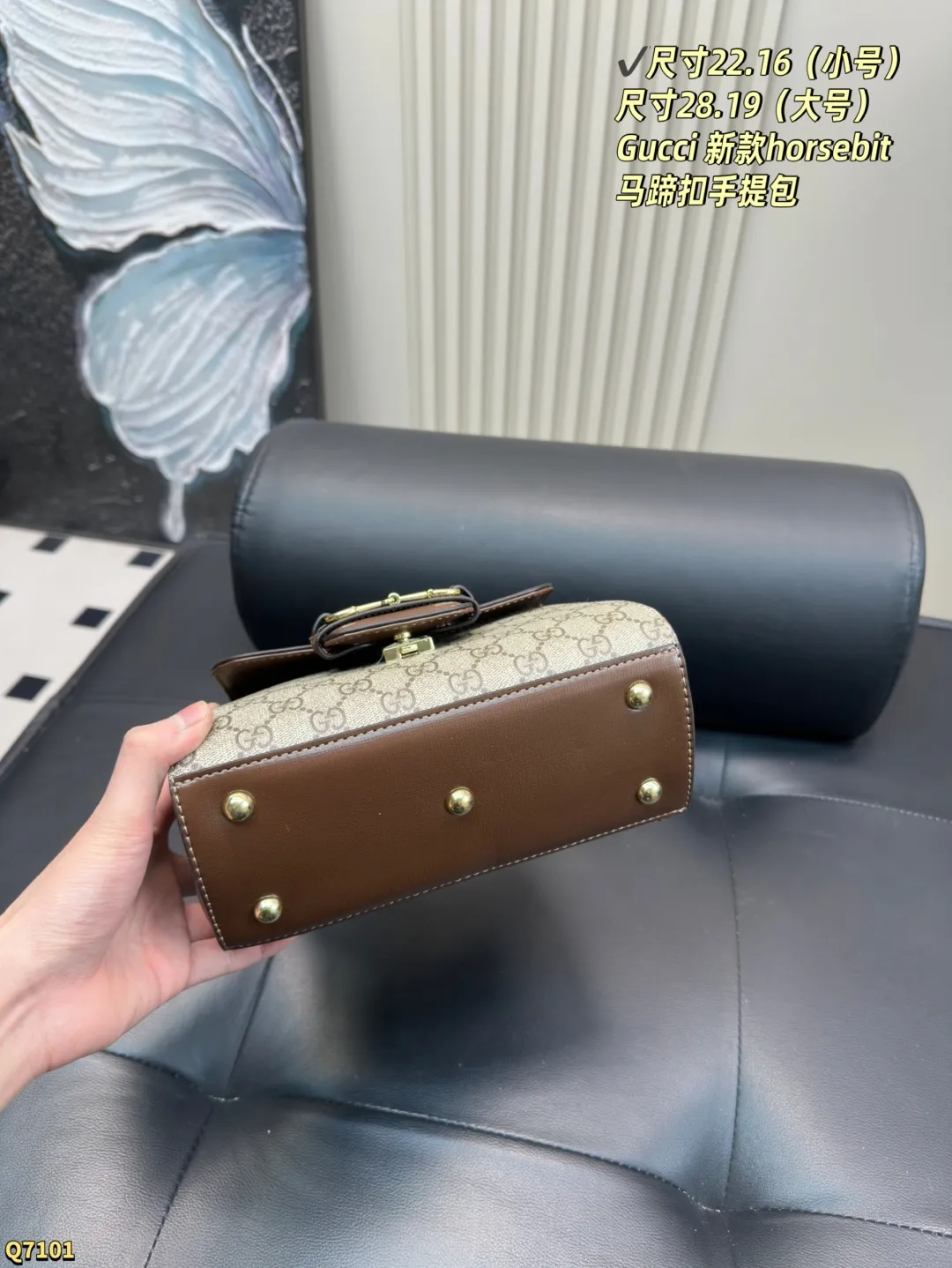 💰130小号尺寸22.16 💰135大号尺寸28.19 酷奇Gucci 新款horsebit马蹄扣手提包，斜挎金属链条，但是肩部都带有牛皮，舒适感会大大提升 🔸优点：复古的马蹄扣简直是包包的灵魂！代入感太强了搭配复古棕色牛皮拼接老花logo，简单又百搭一看就是可以背好几年都不会过时的款式