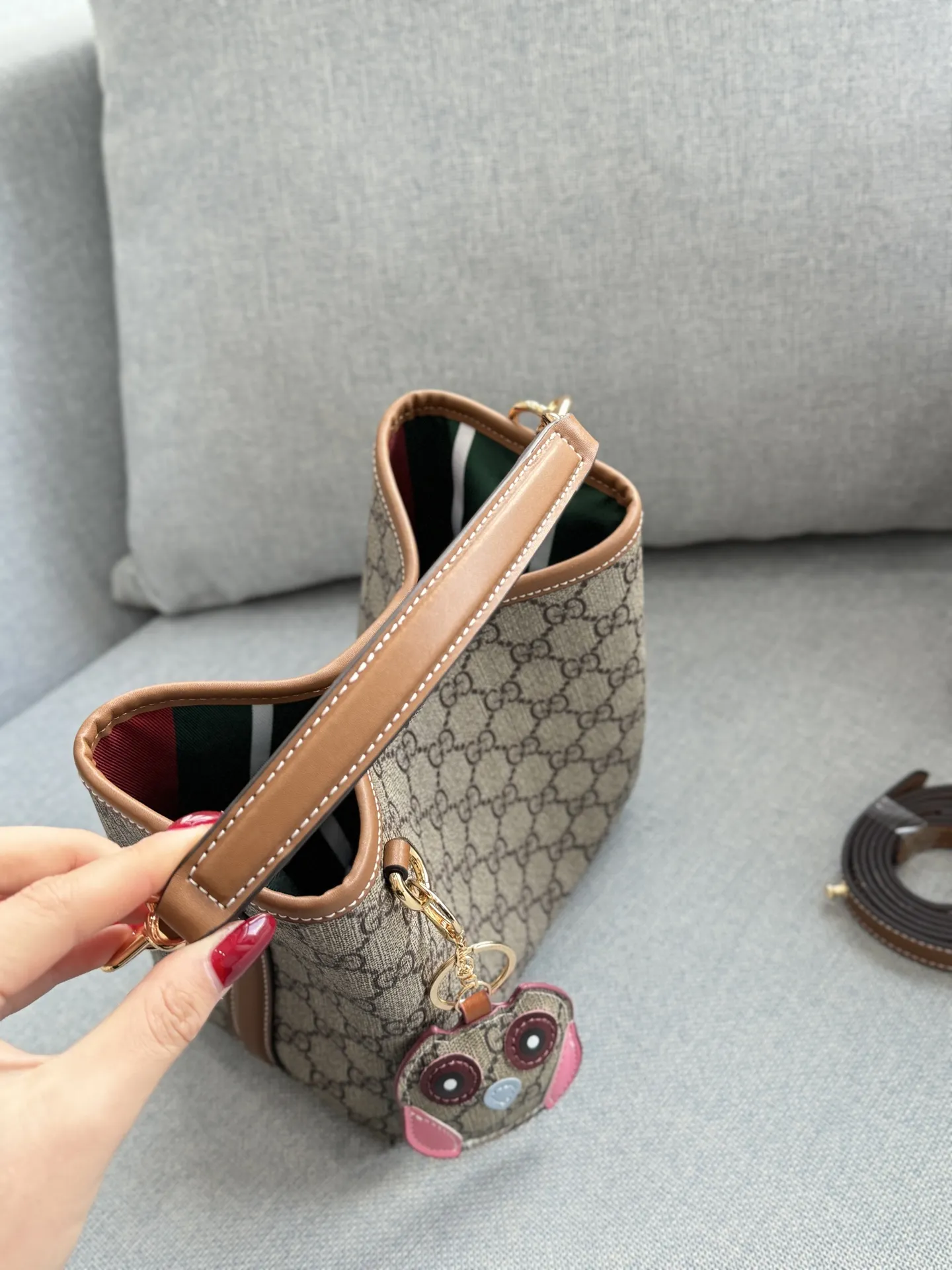 牛皮💰180 全套礼盒 size:18.5×18.5 GUCCI古驰 GG Emblem Emblem 猫头鹰挂件 水桶包手提包 迷你 芯片版本 钥匙扣真的太可爱啦,搭配任何包包都能碰撞出独特的感觉, 非常精致百搭~ 使用频率超高的一只包包!