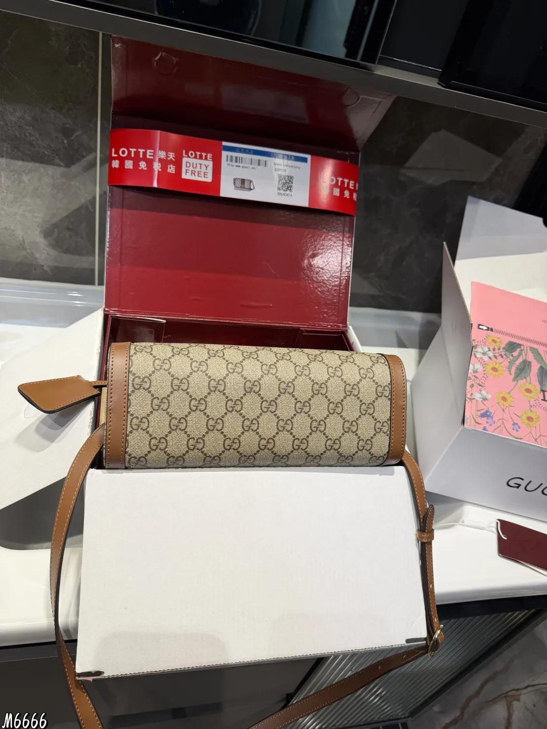 ❤️P195(折叠飞机礼盒)❤️ gucci永不过时的经典Gucci padlock从颜值到使用感都非常YYDS,简约百搭,经典款式不容易过时,造型也以大方舒适,容纳性好为特点肩带搭配也是从典藏设计中直接取用的钥匙扣设计如果你想拥有一只大牌的爆款包包,又想要容量大,造型百搭,年轻时尚,我觉得这一款是非常完美的,如果你是身材娇小的姐妹,喜欢大包,又担心视觉上有点压 这款包包绝对是你的首选 尺寸26.18cm