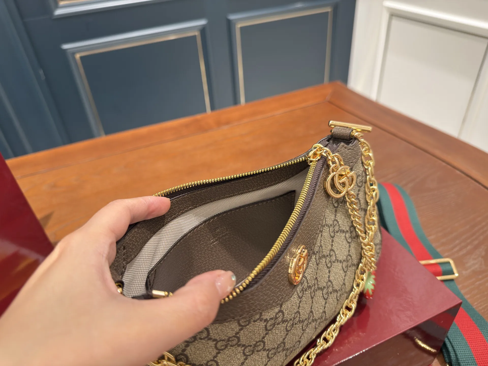 （飞机盒折叠盒⚠️）p155 Gucci新品腋下包/斜挎包/麻将包 又上新啦啦啦真的是永远跟不上新款的脚步永远有买不完的新包~没办法，腋下包是趋势~个人觉得这款包本身就挺Vintage款的，买一个搭搭，过些年后回头看这款也不会过时！尺寸：21cm