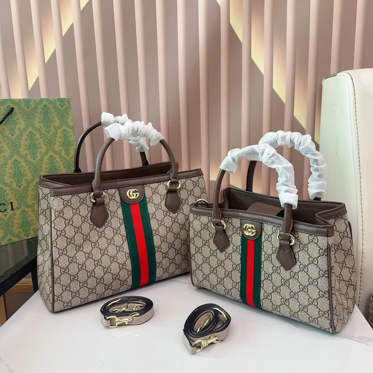 p150/ p145 尺寸大号34.23 小号26.19 酷奇托特 GUCCI 经典的老花加双G字母 Gucci酷奇ophidia托特包购物袋 休闲时尚 酷飒十足 红绿条纹融合与一身 浅棕色帆布复古感特别浓郁 特别适合夏天 上身超辣 容量日常出门需求都可以满足 对小个子女生非常友好q