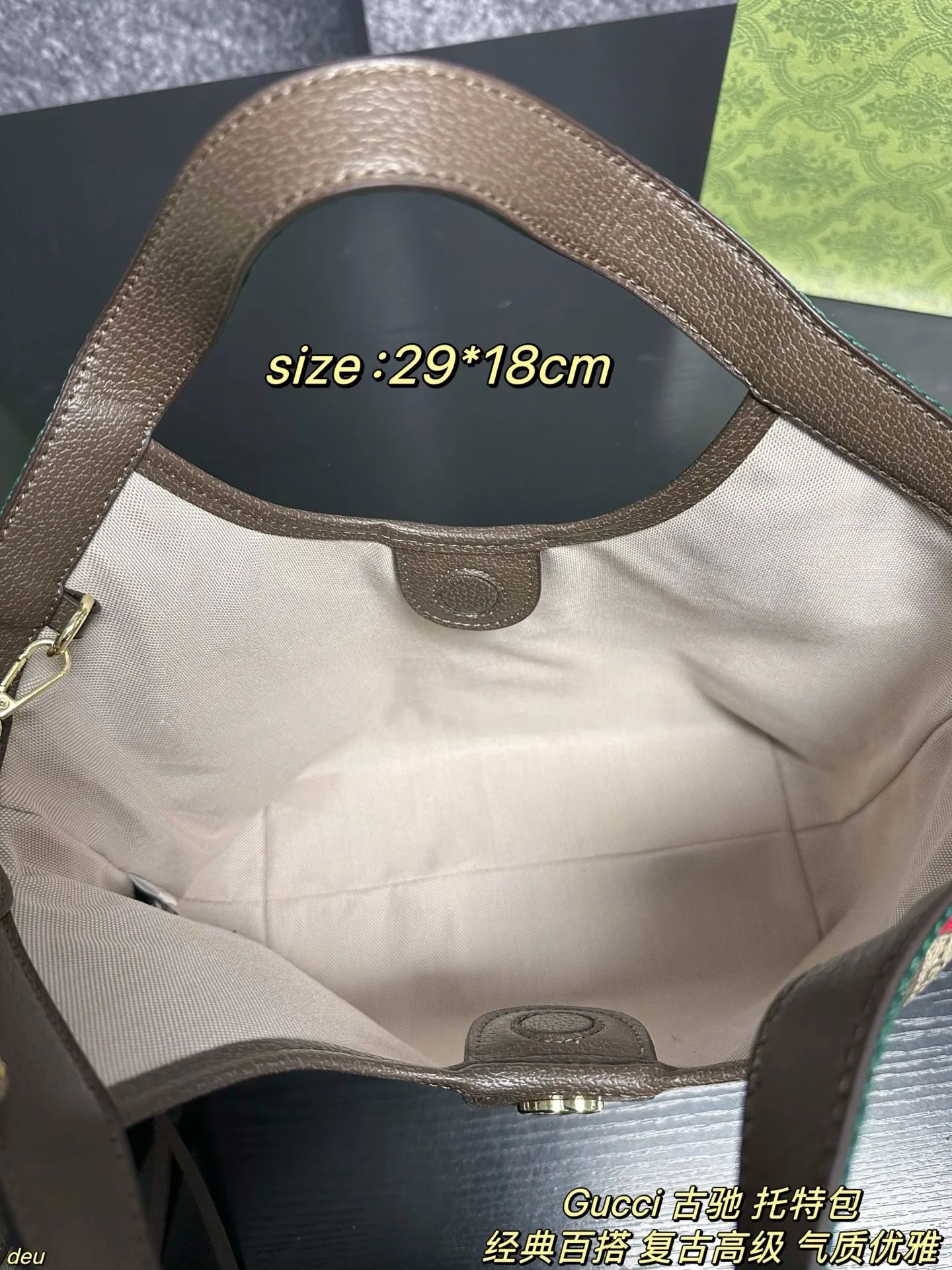P130配盒 Gucci 古驰 托特包 Gucci Giglio托特！通勤必备好物✨真的被这款超轻自重的托特惊到✨ 装14寸电脑+文件+补妆包，肩膀完全不压塌，打工人狂喜～经典GG帆布+织带滚边，复古又不挑风格，通勤西装、周末休闲装都能搭。可拆卸肩带秒变手拿包，一包两用！磁吸扣设计安全感拉满，开放式收纳拿取超方便，2026早春秀款自带高级辨识度！ 尺寸：29*18cm