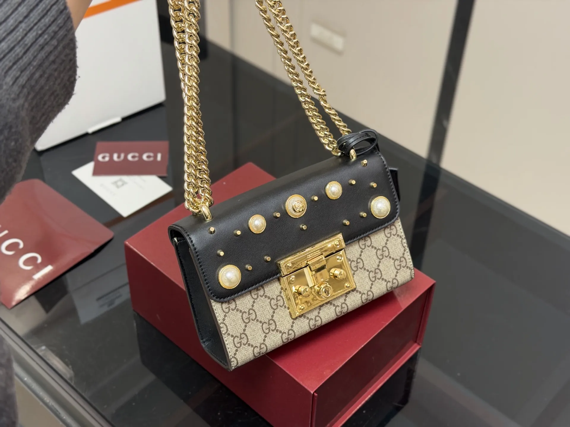 &yen;170 配折叠盒飞机盒 size：20.13cm 【古奇padlock】 这款已经卖了几千个了 明星产品 ‼️ 最近质量又升级了 重拍下给你们看 👀 高定版的G Padlock ✔️