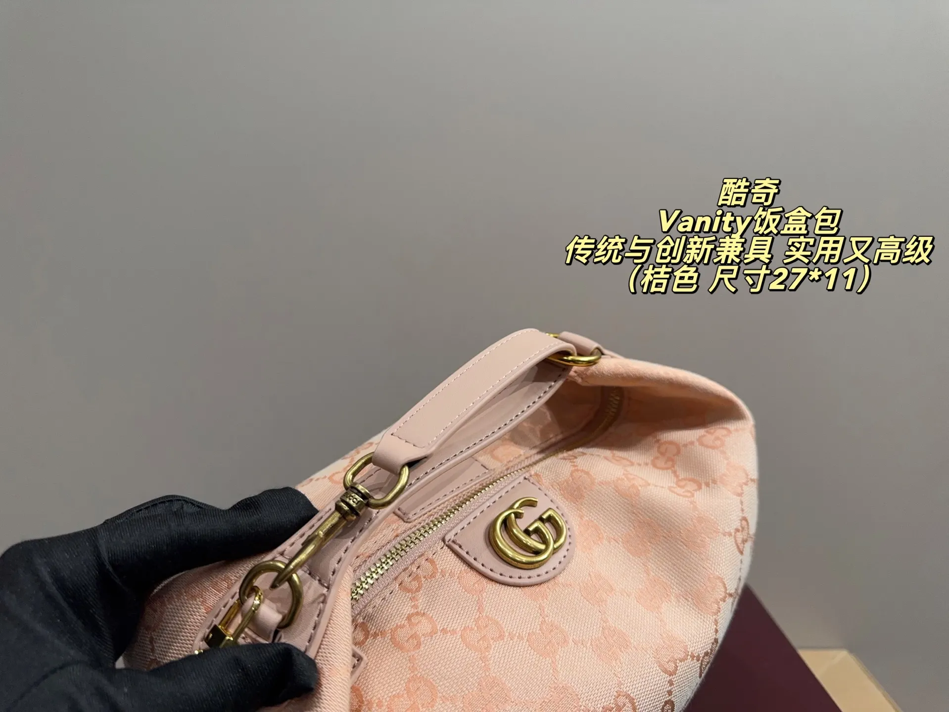 P165配盒配挂件⚠️尺寸27*11 Gucci 酷奇Vanity饭盒包 经典米色乌木GG Supreme帆布+红绿Web织带,复古感满满!灵感来自品牌档案,独特“饭盒包”造型,棕色皮革滚边+可调节肩带,手提、单肩、斜挎都OK 。日常通勤、休闲出街都能轻松装下随身物品,实用又时髦,是秋冬穿搭的点睛之选!