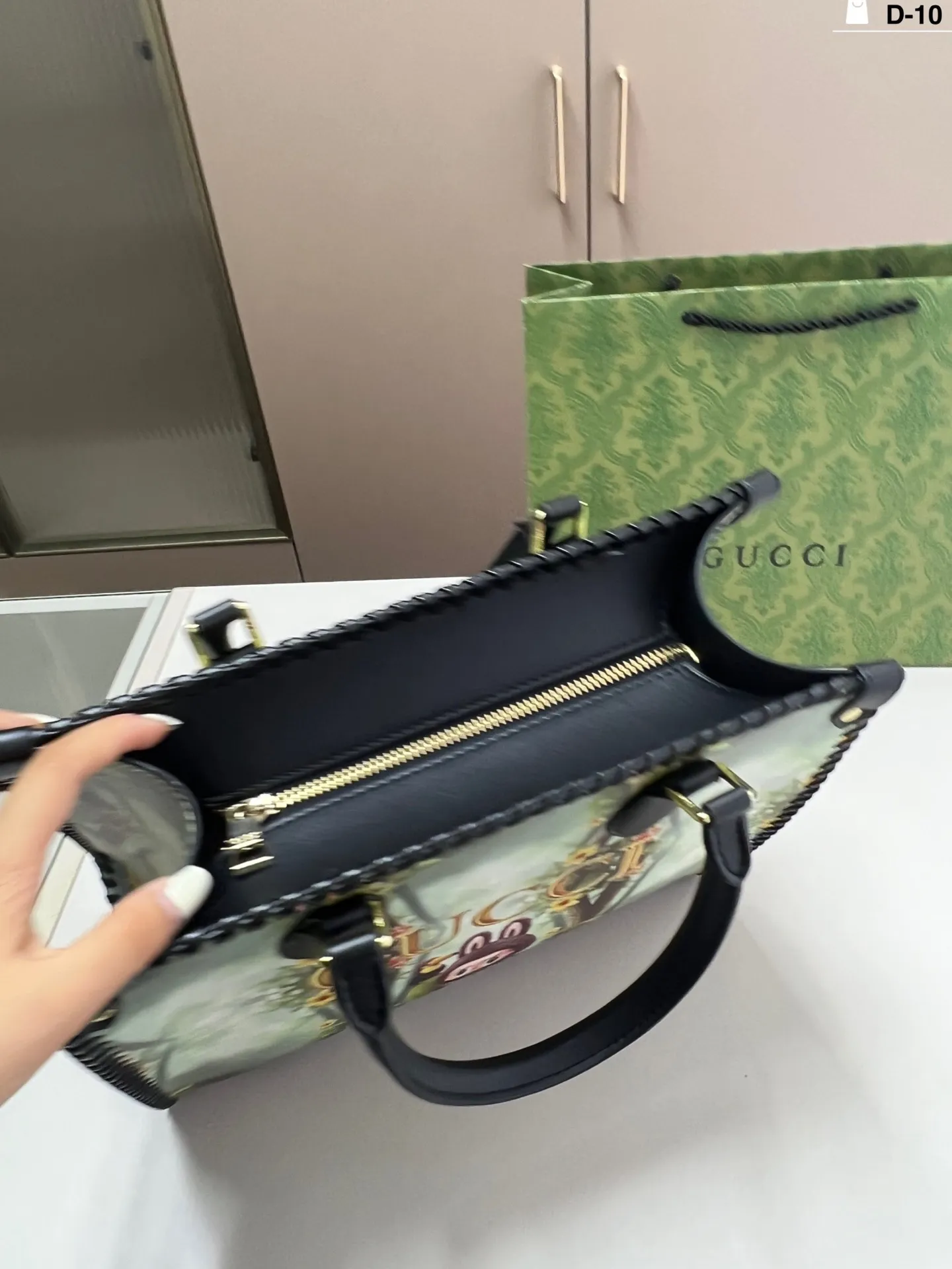 大💰p185 D-10尺寸32&times;27/28&times;21 酷奇GucciLABUBU联名托特包 突显出优雅的气质 容量与实用性不可小觑