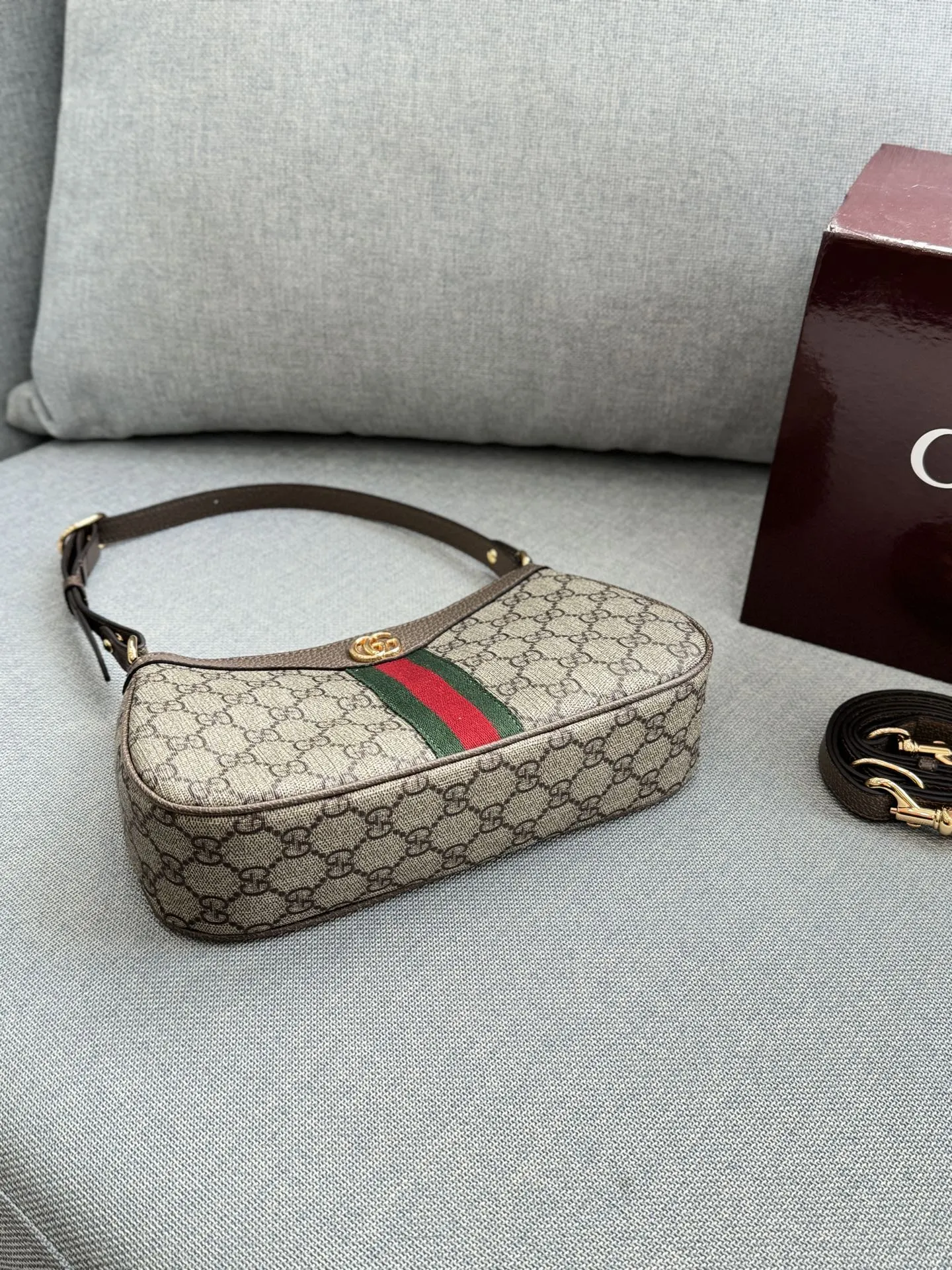 牛皮💰160 全套礼盒 size:26.5×15.5 GUCCI古驰 Ophidia 麻将包腋下包手提包 芯片版本 双链条可闲可甜 手提 腋下都可 复古范儿 可盐可甜可复古😍放心冲~ 容量很适合日常通勤~ 冷门小众不撞款. 老花复古时髦感拉满