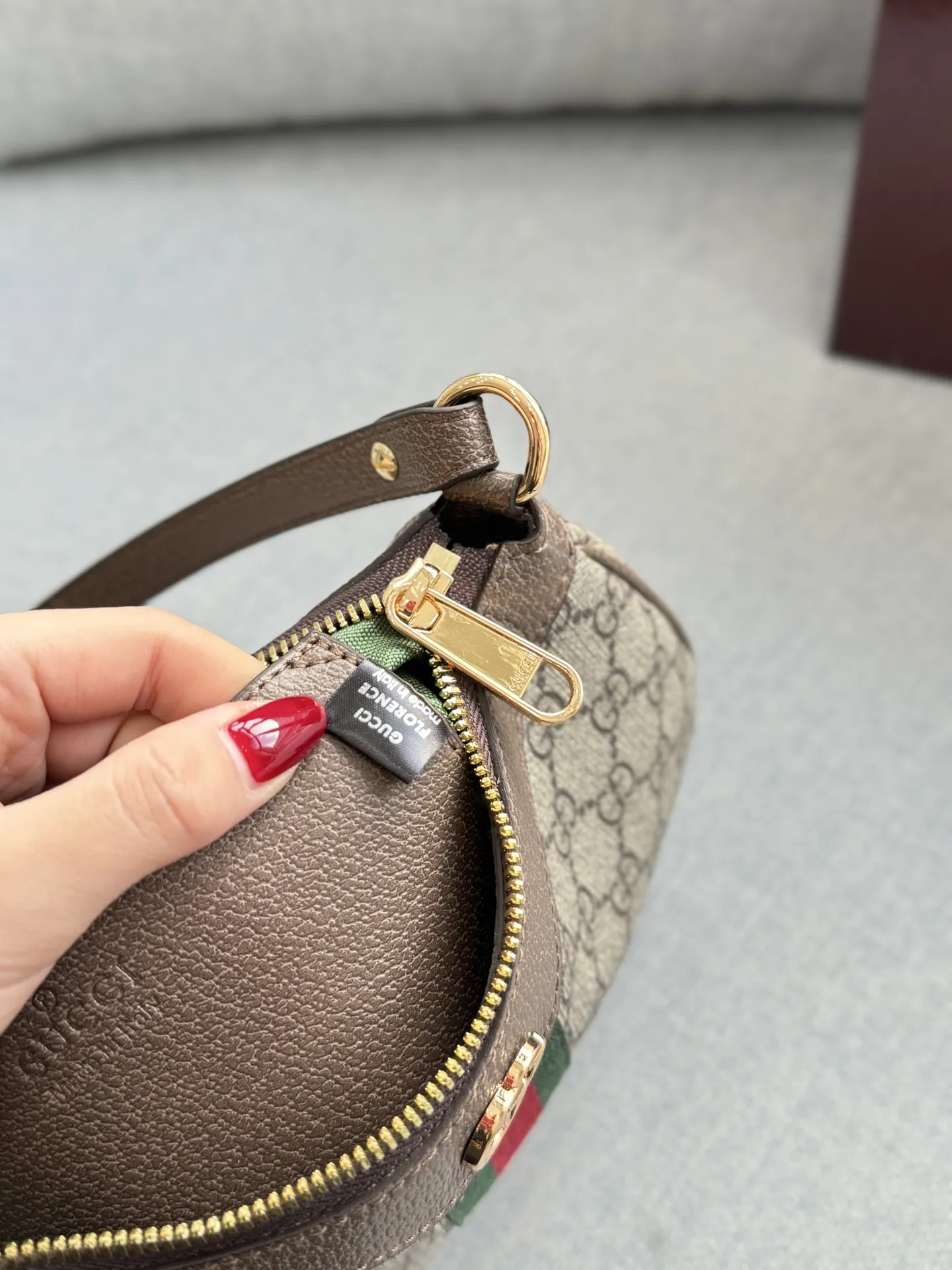 牛皮💰160 全套礼盒 size:26.5×15.5 GUCCI古驰 Ophidia 麻将包腋下包手提包 芯片版本 双链条可闲可甜 手提 腋下都可 复古范儿 可盐可甜可复古😍放心冲~ 容量很适合日常通勤~ 冷门小众不撞款. 老花复古时髦感拉满