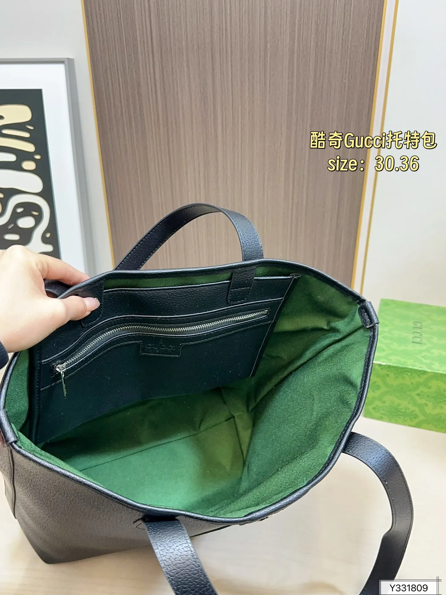 💰125 尺寸30×36 酷奇托特包Gucci 秀款首发Gucci Giglio系列女包,将佛罗伦萨的城徽融入设计,从Gucci百年档案馆珍藏的经典元素与传承技艺中汲取灵感,完美诠释古驰对优雅与创新的永恒追求~