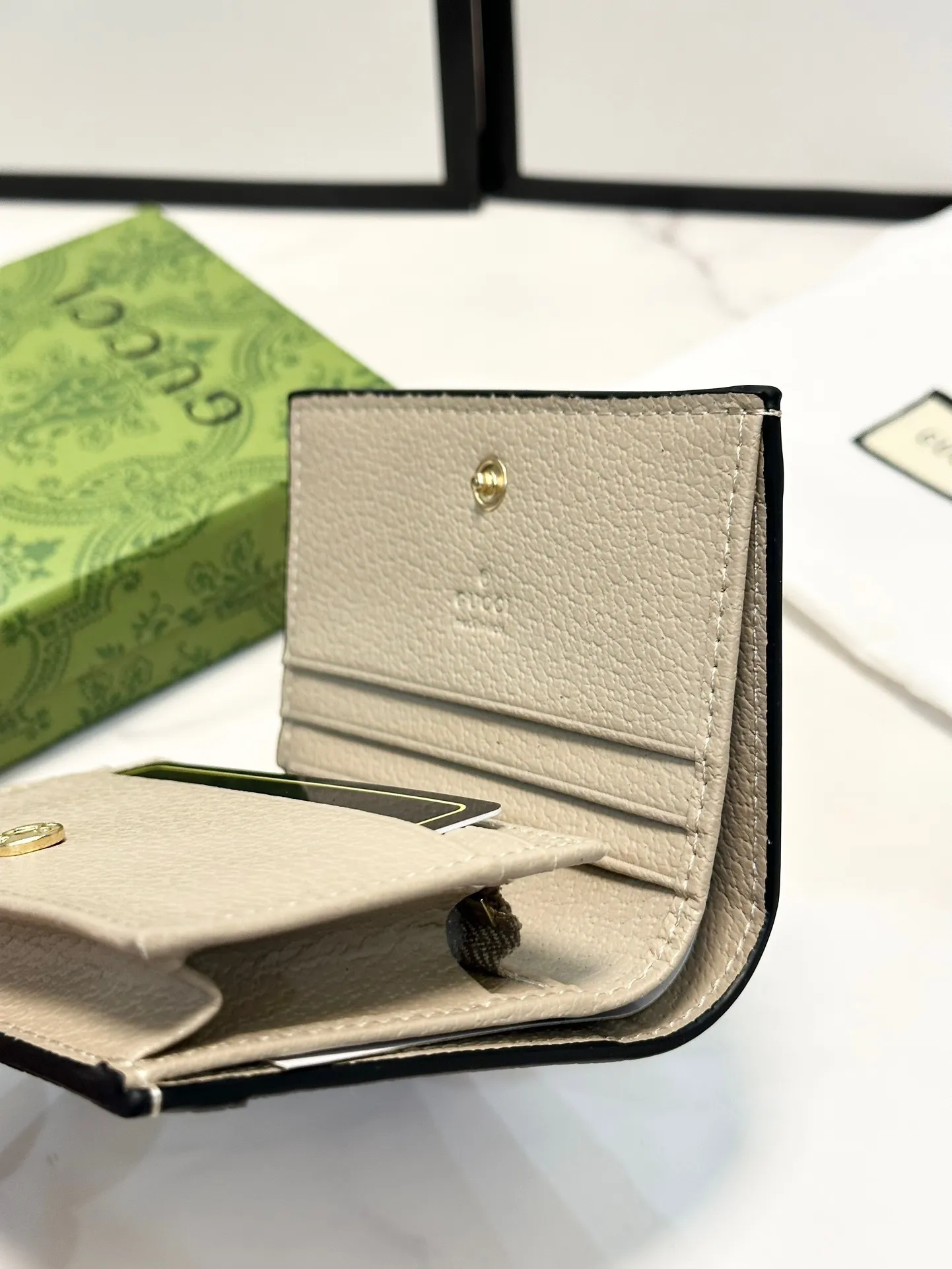 P90🎀GUCCl 🎀颜色 灰🎀尺寸 11*9*3 🎀Gucci 专柜最新款出货！采用里外头层小牛皮 ，做工精致，超多卡位，超薄款设计，携带方便!