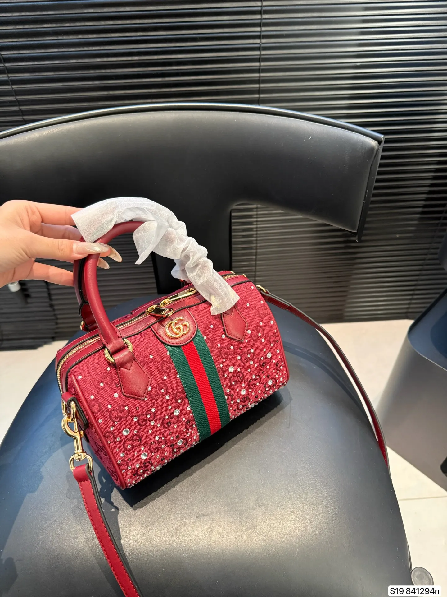 P145 Gucci圣诞限定系列🎄水晶波士顿 🎄圣诞氛围直接拉满！红丝绒+满钻的Gucci波士顿包也太会了吧✨ [爱心R]酒红色缎面缀满碎钻，灯光下直接在发光💫 红绿条纹撞色是经典圣诞配色，手提带的皮质又很有质感！ 配深色大衣就是贵气大小姐本人，容量也够装下补妆包+手机，节日出街又美又实用～ 尺寸21 14 货号841294