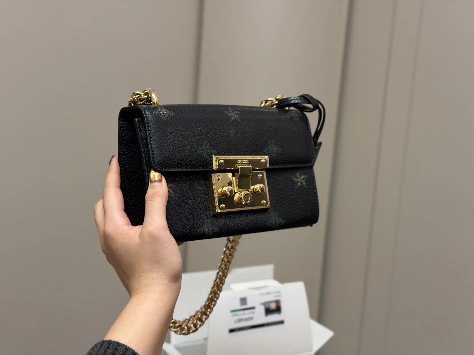 ¥155 配折叠盒飞机盒 size:20.13cm 【古奇padlock】 这款已经卖了几千个了 明星产品 ‼️ 最近质量又升级了 重拍下给你们看 👀 高定版的G Padlock ✔️