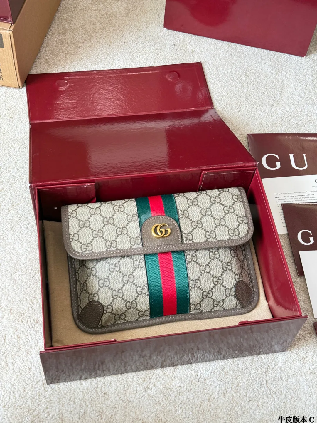 牛皮版本 p135 Gucci Ophidia 腰包 Gucci Ophidia系列腰包，采用GG Supreme涂层帆布+皮革饰边，双G金属扣超有辨识度。容量适中，手机钱包都能装，日常通勤或休闲出街都很OK！灰色低调百搭，男女都能轻松驾驭，腰包/斜挎多种背法，解放双手超方便～Ophidia系列经典老花+现代设计，时尚实用两不误，是Gucci热门单品之一！ 尺寸24x16cm