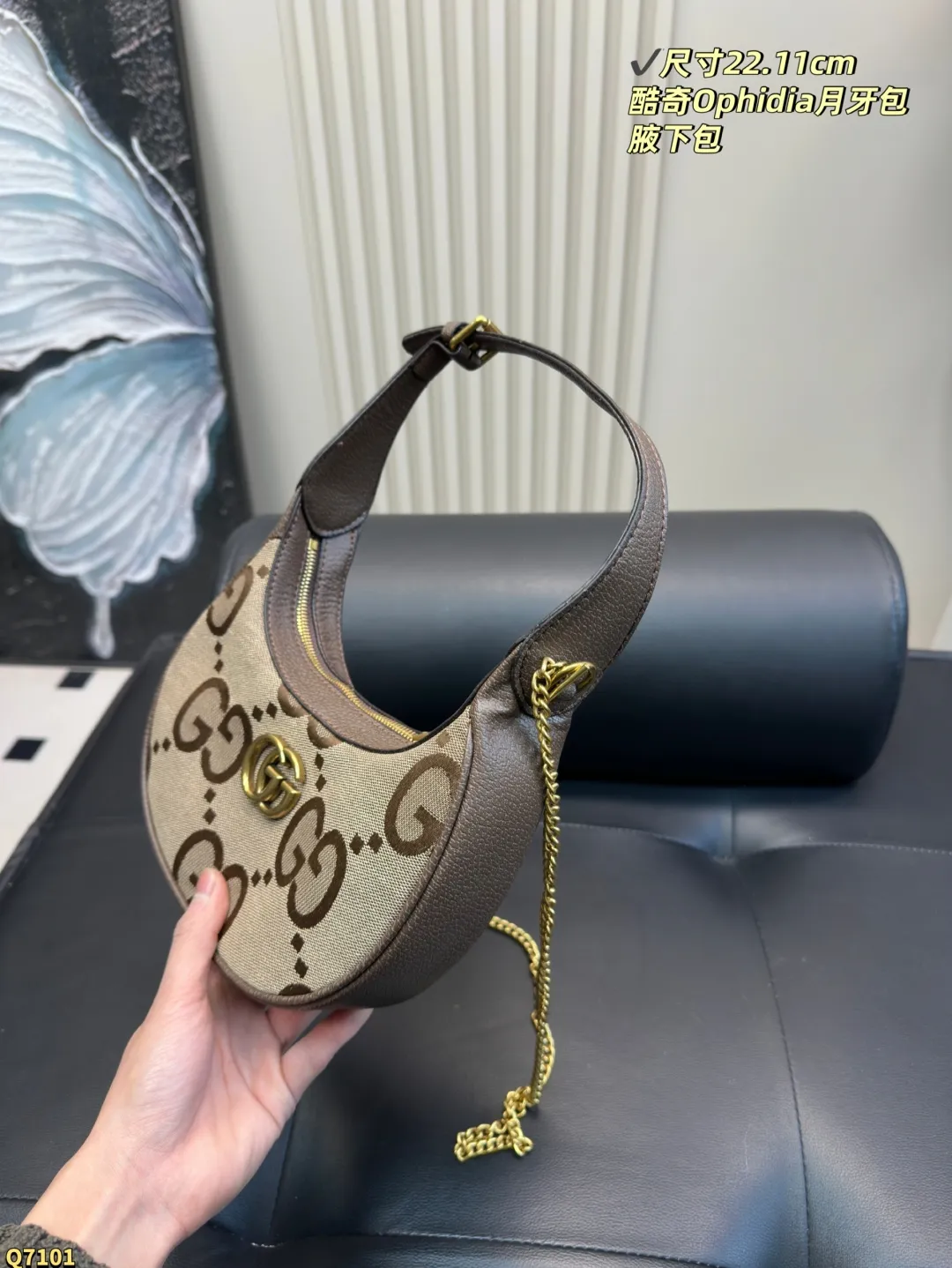 💰115配折叠盒 尺寸22.11cm Gucci酷奇Ophidia月牙包 Gucci这款月牙包性价比极高!! 结合了经典元素老花配双G的logo。 二种背法: 1.有链条可以斜背 2可以手提 容量也是很不错,女生日常通勤都可装物品棕色也适合各种衣服搭配,百搭复古时尚~