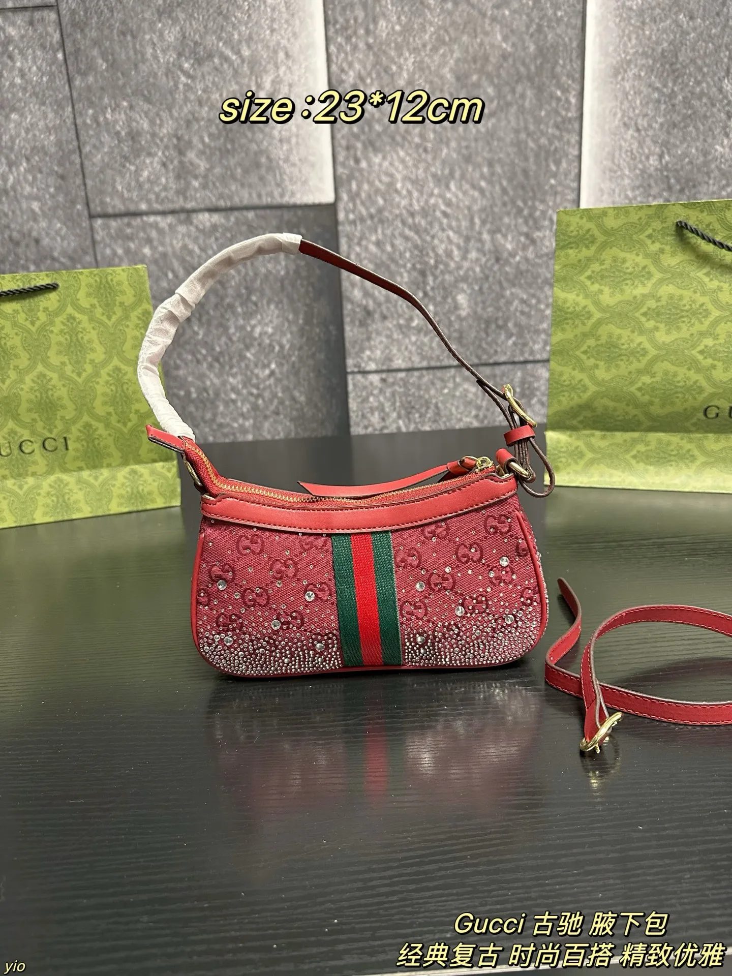 P140配盒 Gucci 古驰 腋下包 Gucci|圣诞氛围直接拉满!圣诞季的心动是这只酒红闪钻包给的!把星光织进冬日的浪漫,红丝绒、水晶、GG老花,每一件都像把星光收进手心💎。包身缀满细闪,复古红绿条点缀,提在手里就是行走的星河🌌;迷你包小巧可爱,运动鞋同系列,细节里藏着温柔。红色显白,配大衣或毛衣,让每个日常都多一份浪漫💕。 尺寸:23*12cm