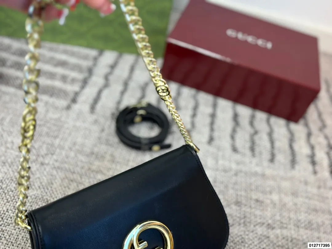 p155 礼盒包装🎁 Gucci 绝对的大爆款Blondie 金属镂空logo 搭配翻盖包身设计 经典且复古 绝不能错过尺寸：28.18